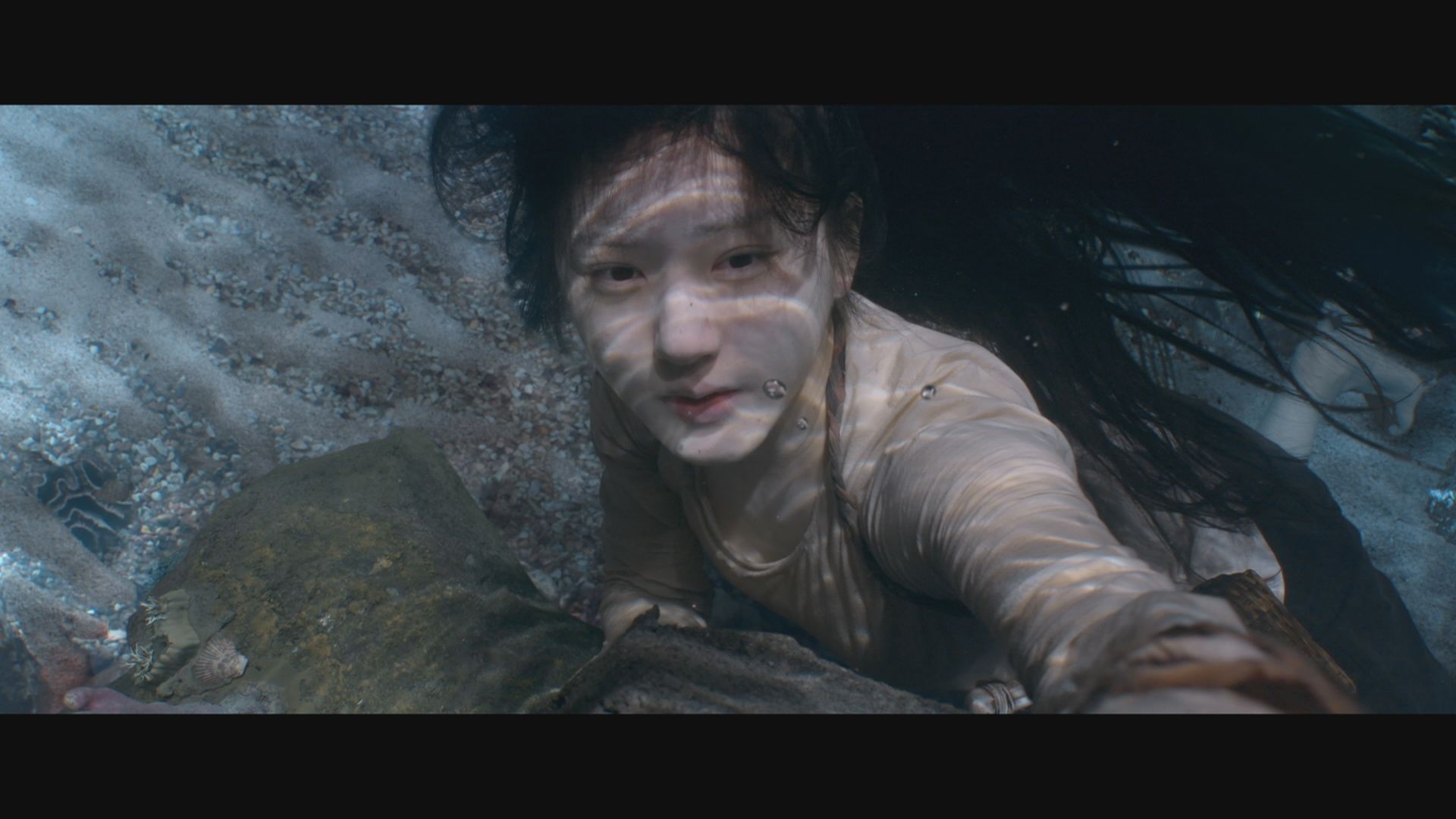 趙露思雖然怕水，但在《珠簾玉幕》還是敬業拍潛水戲。（圖／緯來戲劇台提供）