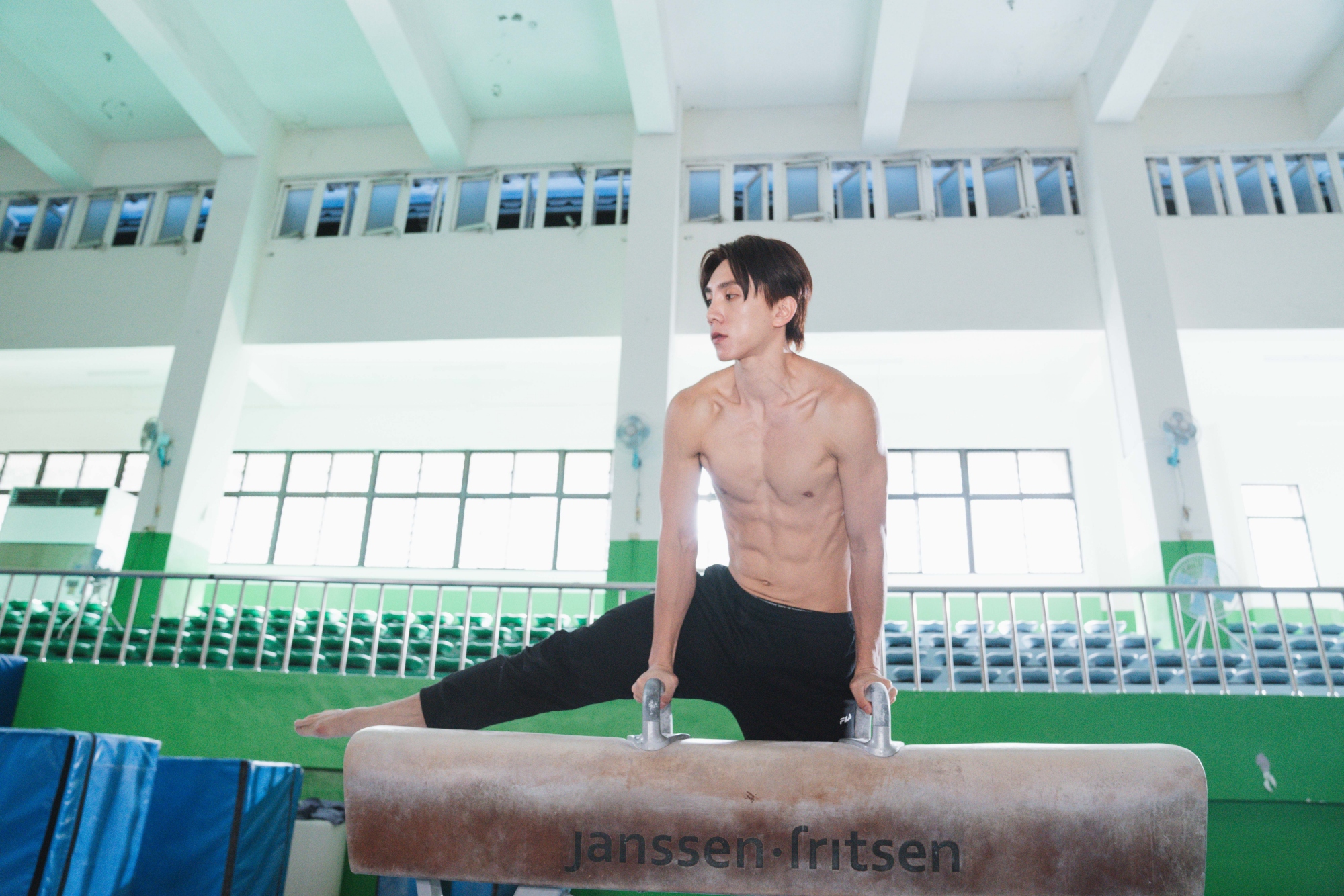 潘胤傑在古程丰新歌〈並肩飛翔〉MV中展露8 體脂性感身材 。（圖／小超人綜合體能俱樂部提供）