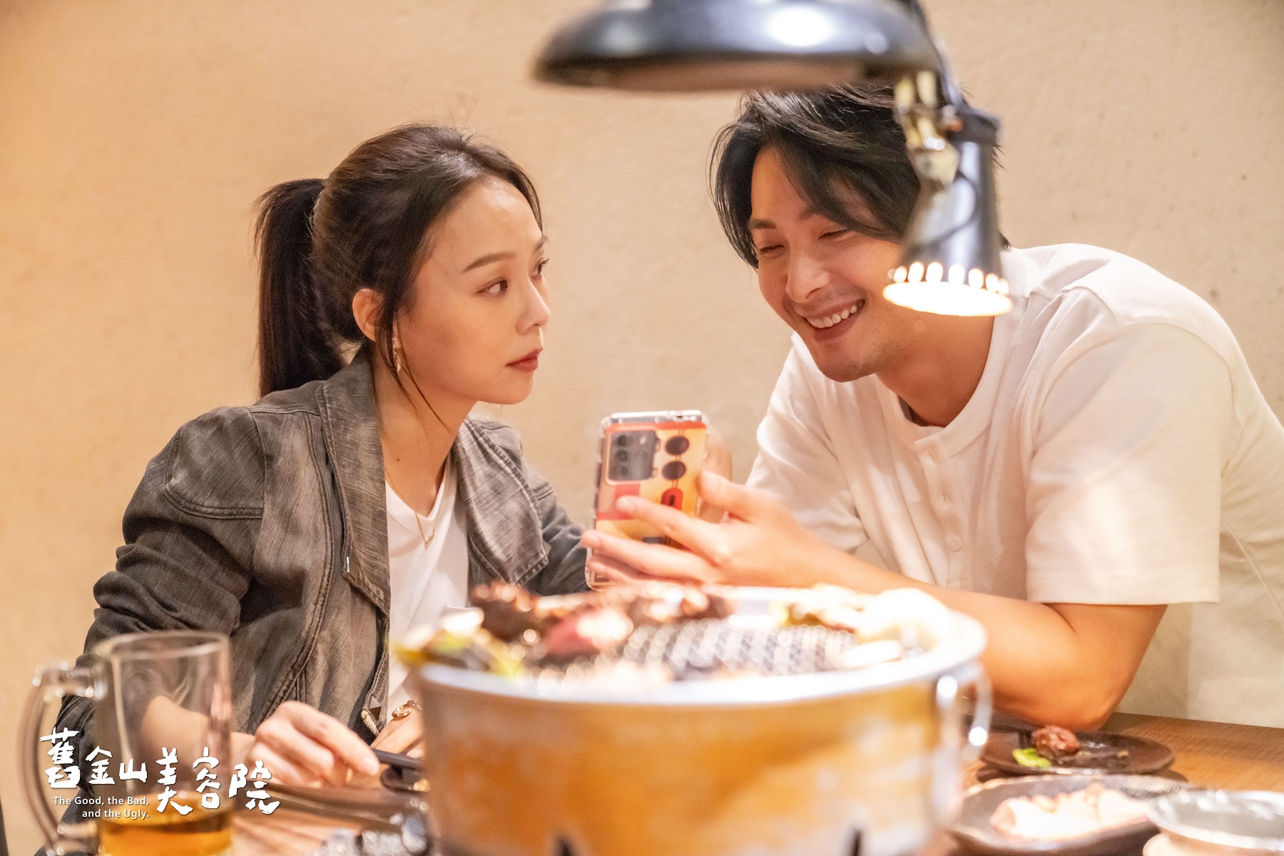 孫淑媚(左)利用工作之便 把握與連晨翔相處的機會。（圖／TVBS提供）