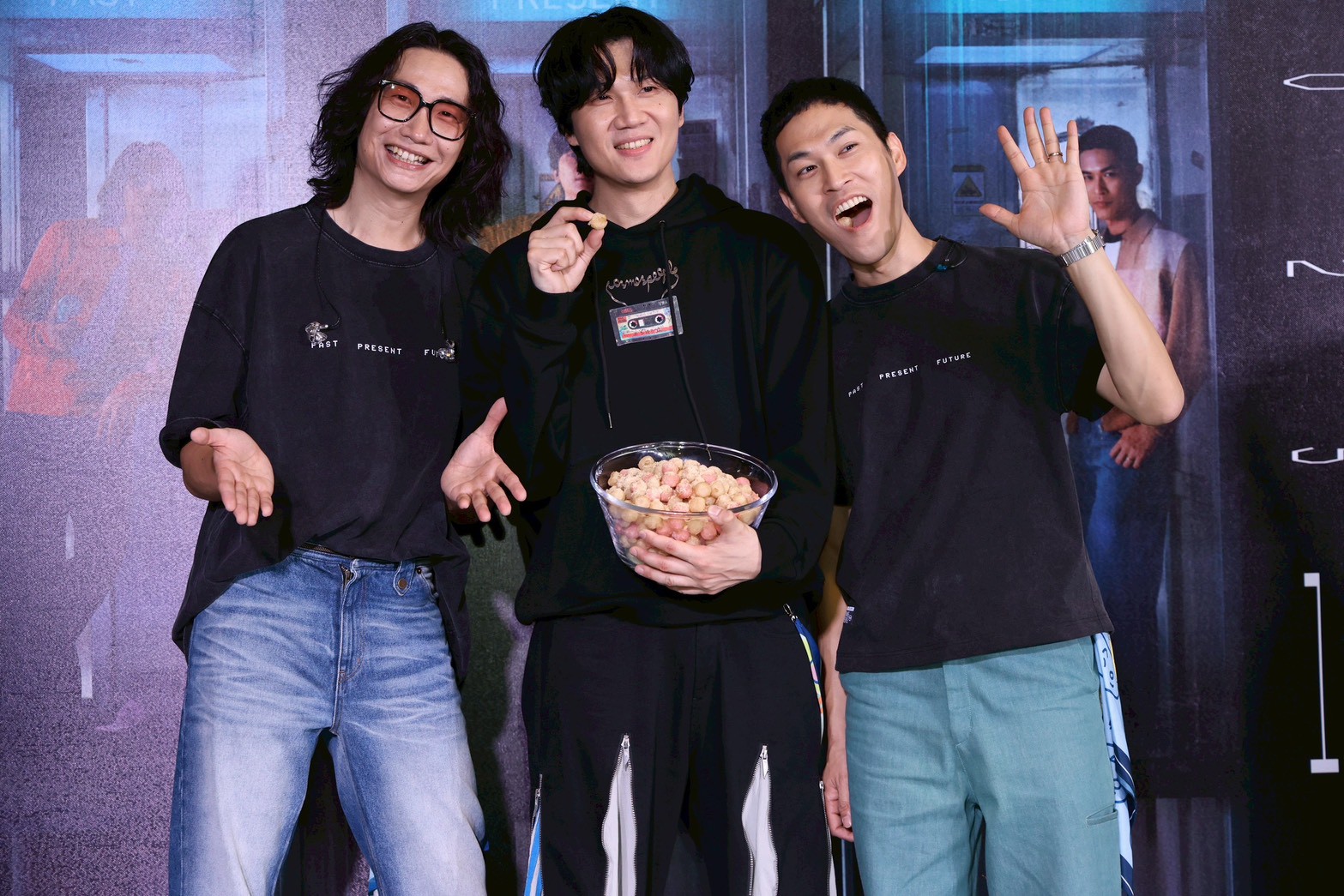 宇宙人吃湯圓開心慶功。（圖／記者陳明中攝）