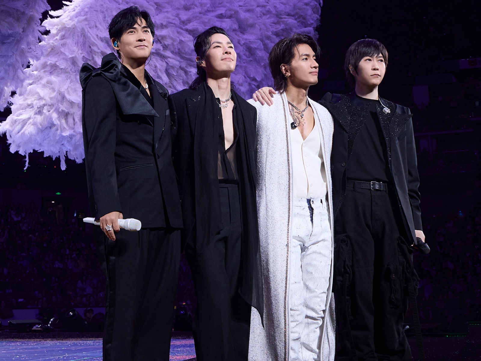 阿信當男團得心應手！穿粉色西裝加入F3化身「北投舞王」