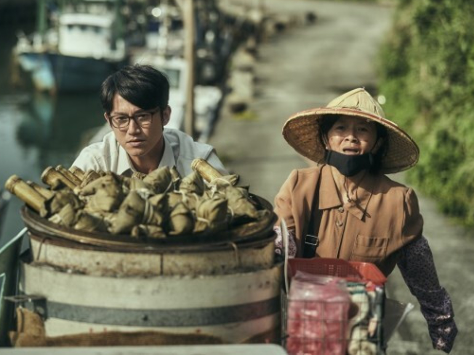謝瓊煖（右）在《我們與惡的距離》飾演加害者母親。（圖／公視提供）