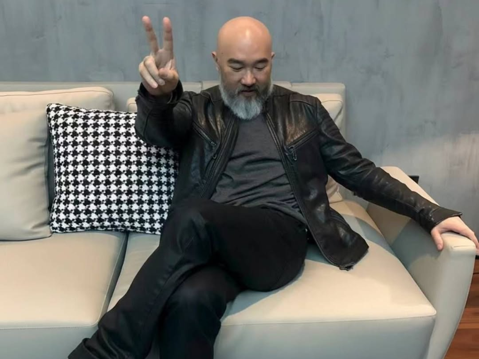 辛龍痛失劉真消失5年現身　留茂密白鬍宣布復工跑尾牙場