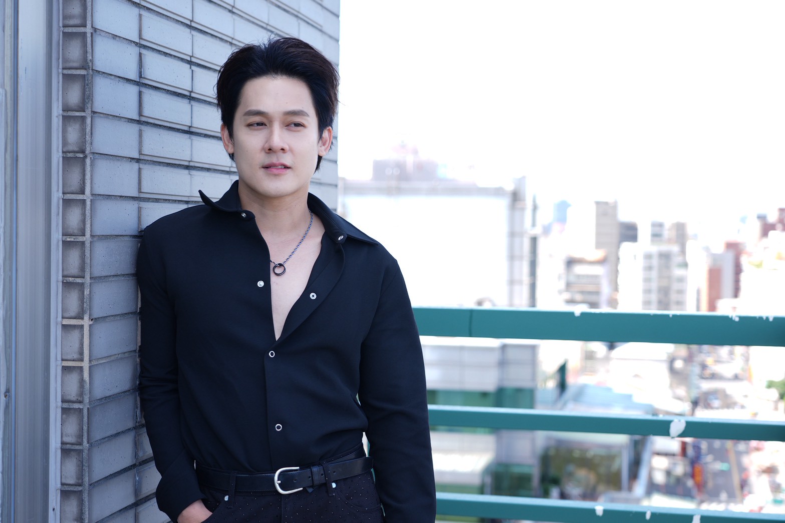 專訪｜金馬男星挑戰變裝皇后穿15公分高跟鞋「大翻船」　許瑞奇自豪扮相美：比李國煌好看