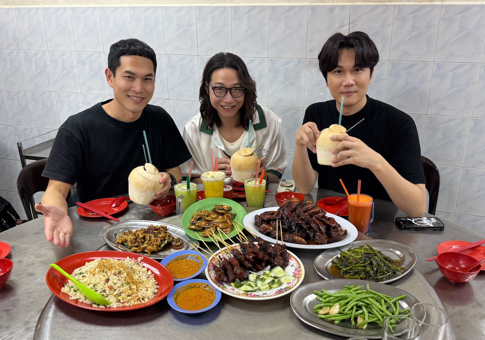 宇宙人享吉隆坡美食。（圖／相遇音樂提供）