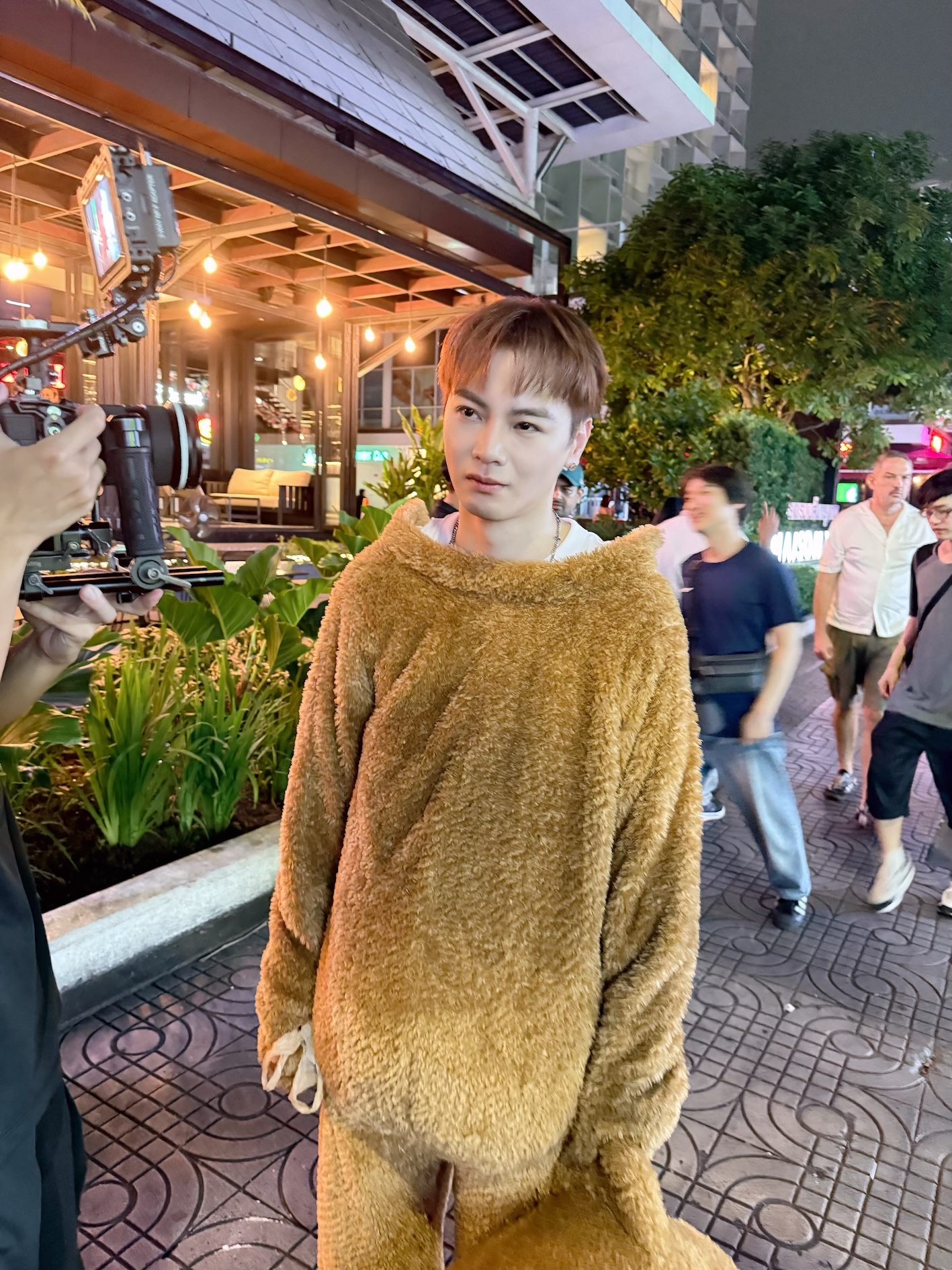 頂著曼谷炎熱的高溫，古曜威穿著厚重的布偶裝拍攝。（圖／單純夢想文創事業提供）