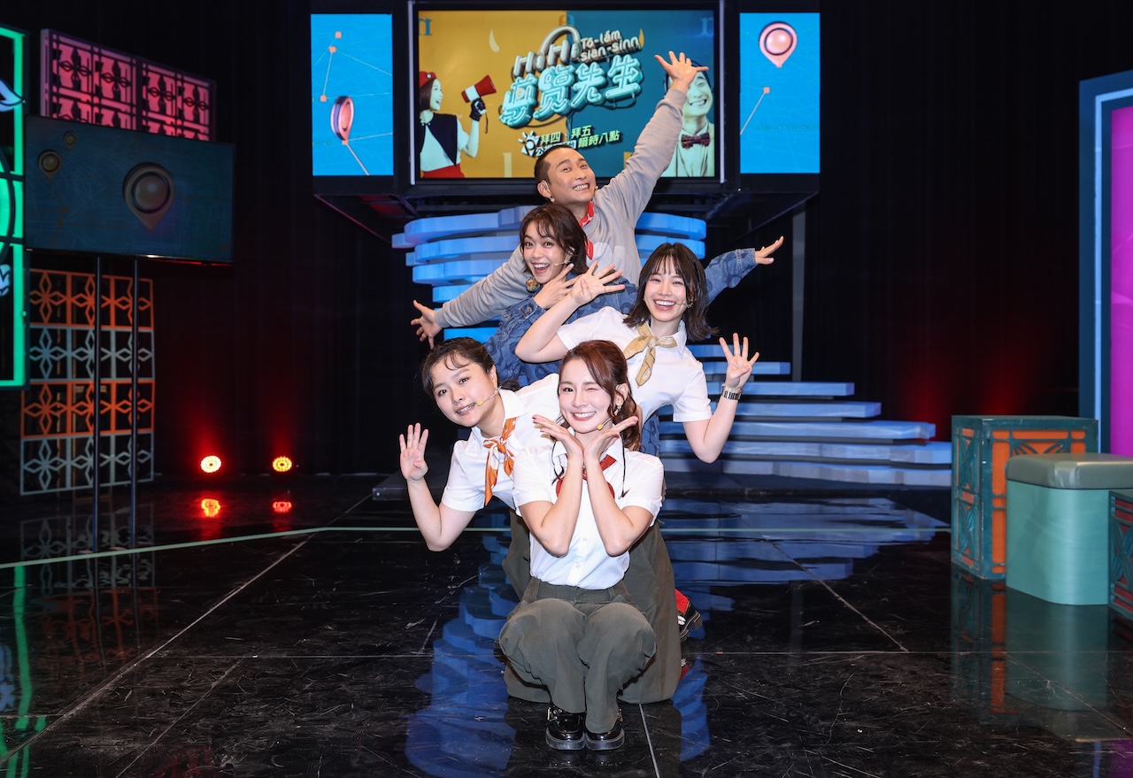 林莎（前起）、山豬妹、冬天、大霈、浩子合體主持。（圖／公視台語台提供）