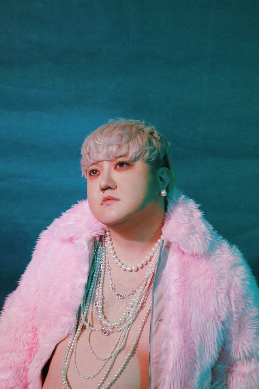 葵剛脫掉上衣拍攝宣傳照。（圖／華納音樂提供）