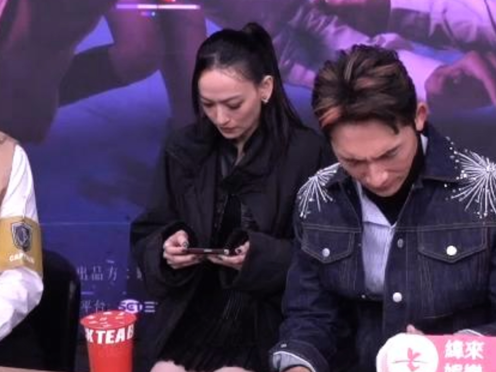 姚以緹玩手機玩到欲罷不能。（圖／記者許方正攝）