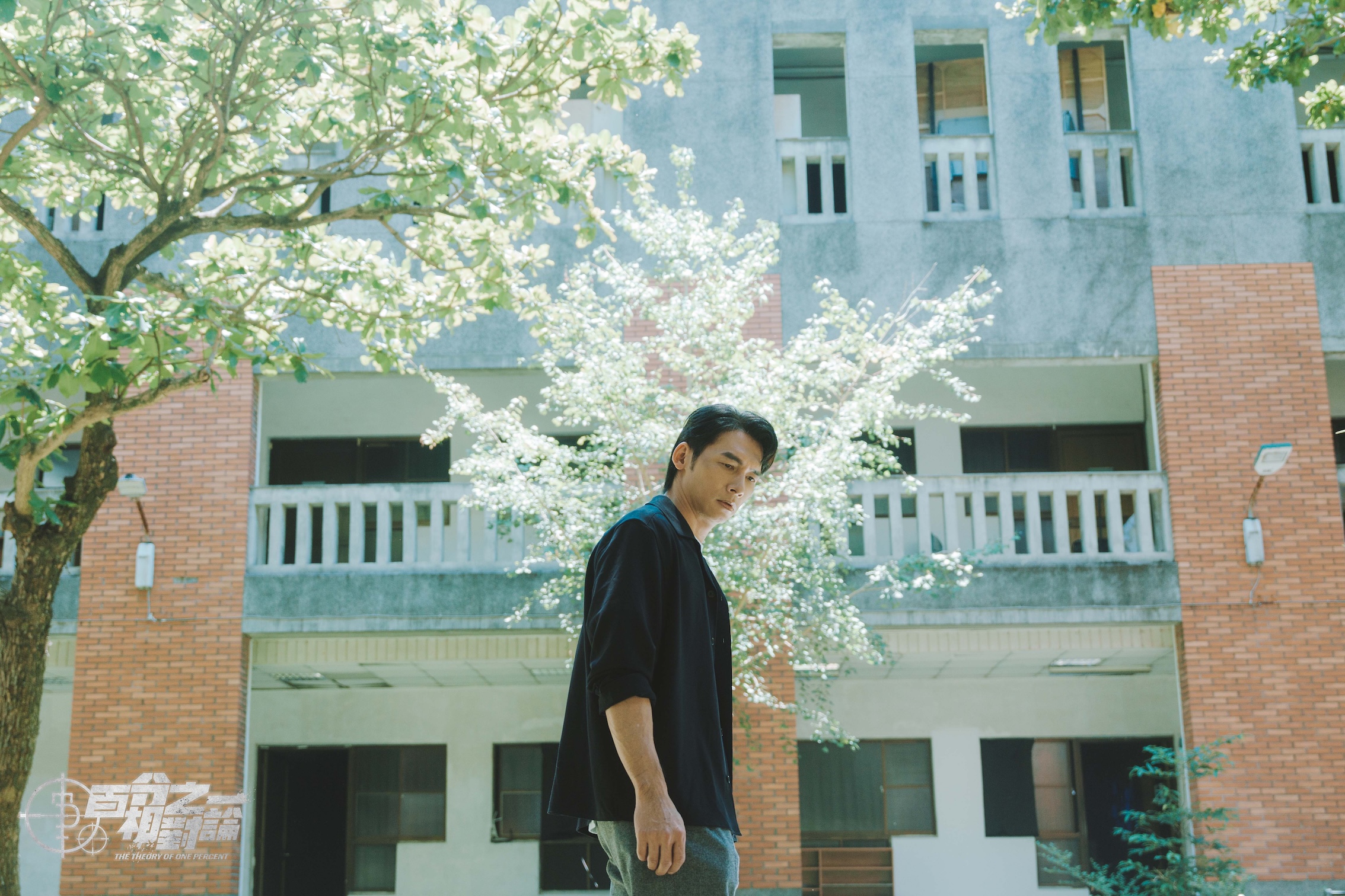 温昇豪在實境節目《百分之一相對論》第三單元「梅花梅花幾月開」當中飾演一位明星高中「四季高校」的老師。（圖／映底子國際傳媒股份有限公司提供）