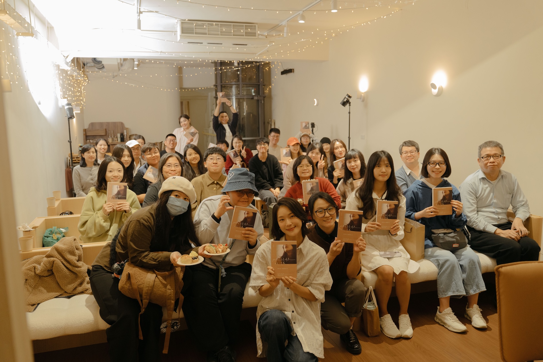 鍾瑶開心和粉絲相聚，並感謝大家的支持。（圖／星星相藝提供）