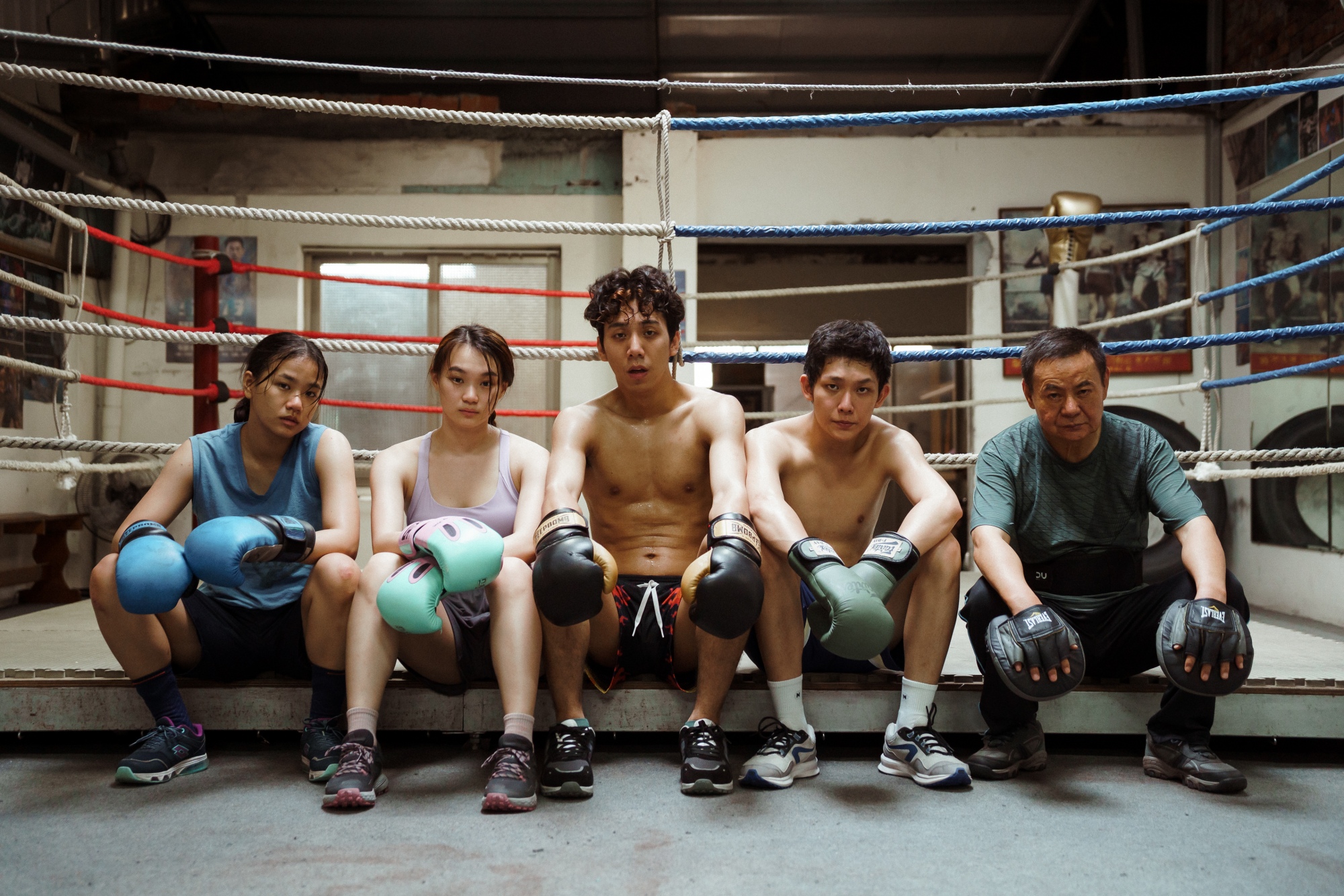 林怡婷(左起)、黃惟、曾皓澤、林毓家在《恨女的逆襲》中皆是蔡振南的拳擊學生(圖/華映提供)