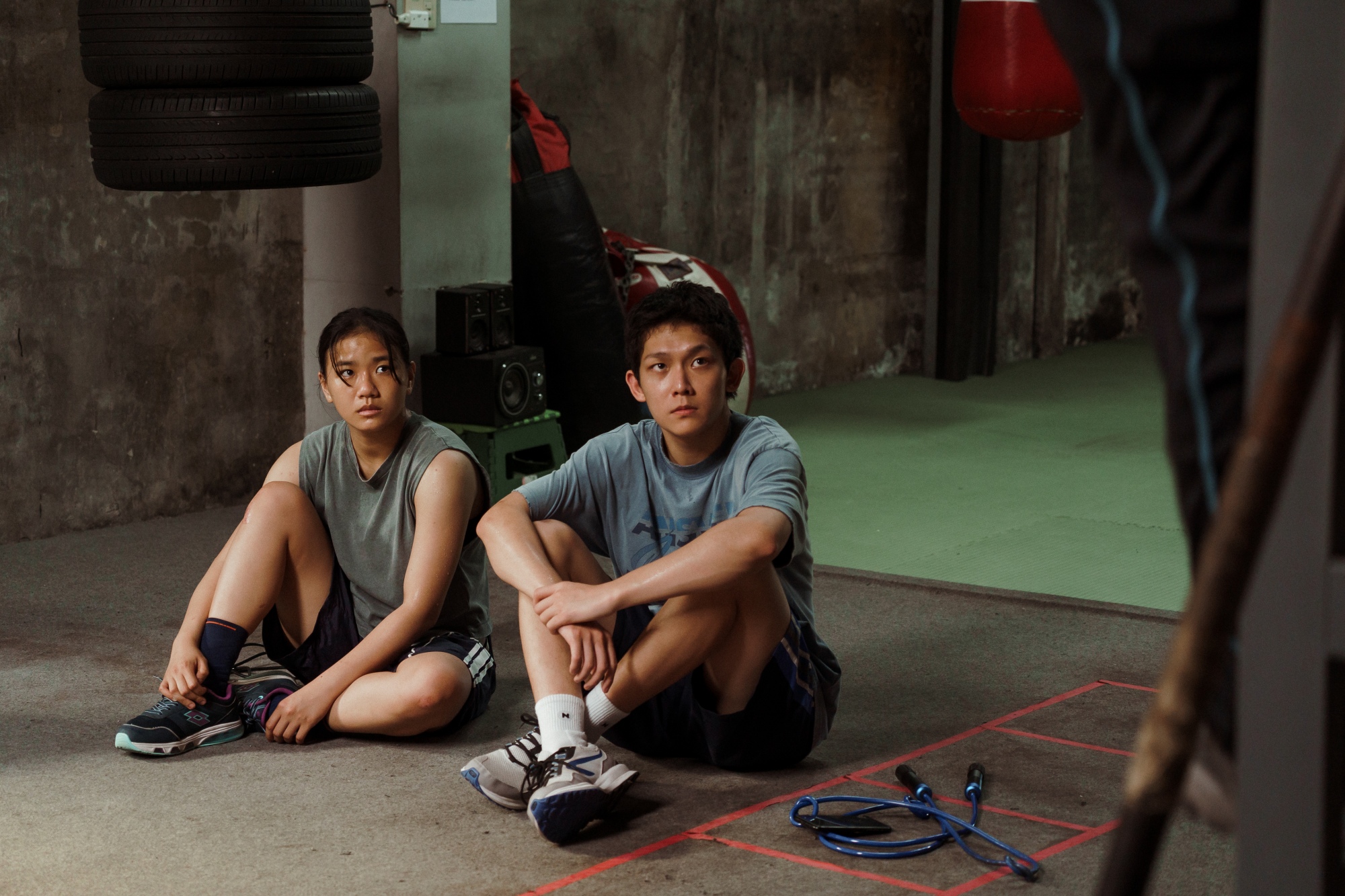 林怡婷(左)和林毓家在《恨女的逆襲》中飾演師兄師妹。(圖/華映提供)