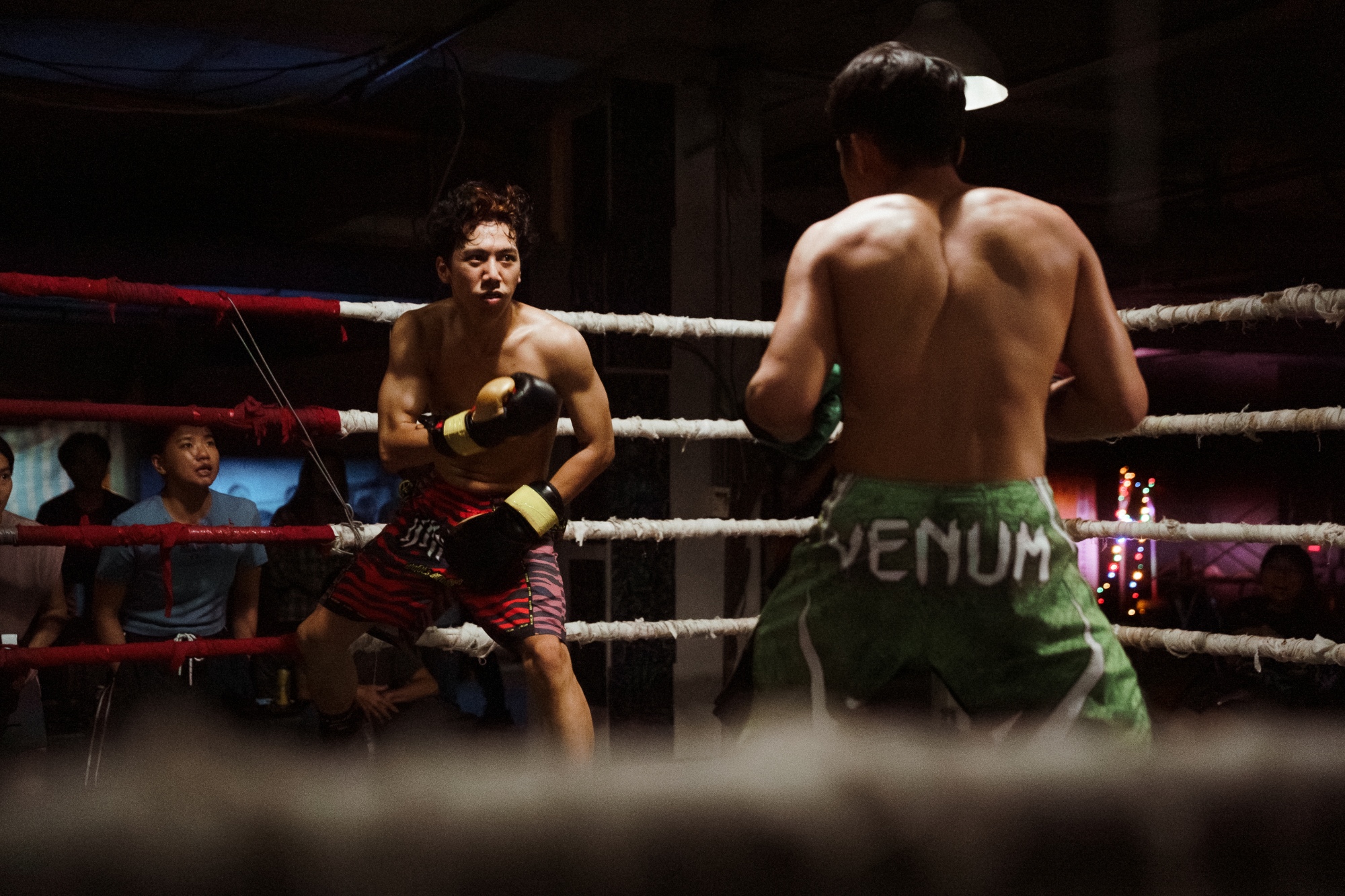 曾皓澤(左)在《恨女的逆襲》飾演拳擊隊的一員,戲外為了增重吃了不少苦頭。(圖/華映提供)