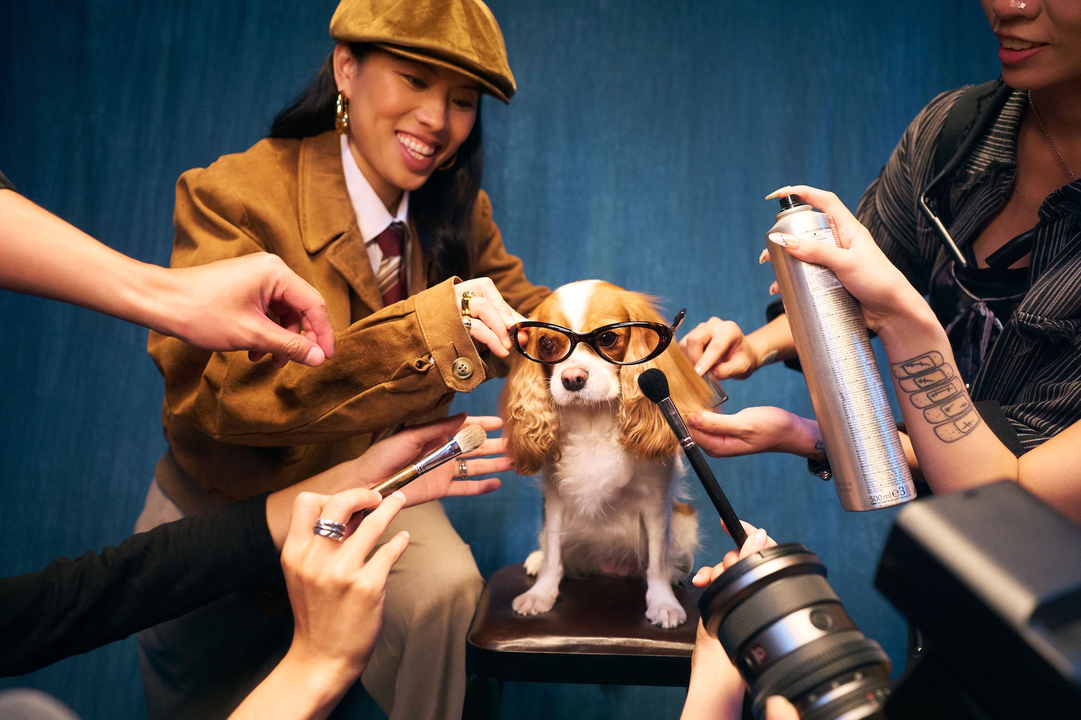 愛犬小潘陪伴葛仲珊拍攝〈got.to.believe〉MV。（圖／索尼音樂提供）