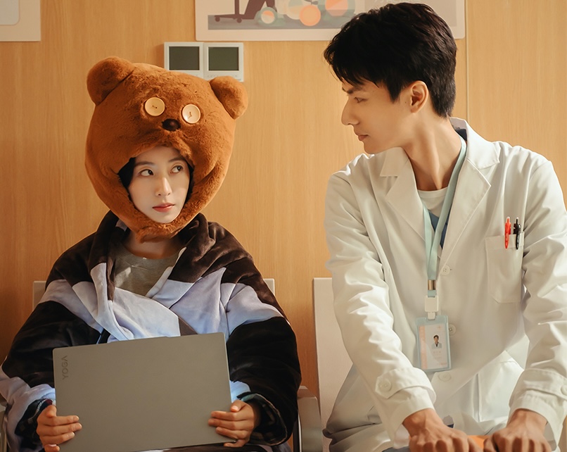 周雨彤《180天重啟計劃》與劉暢飾演的的婦產科醫生「徐文斌」搞曖昧。(圖/中天娛樂台提供)