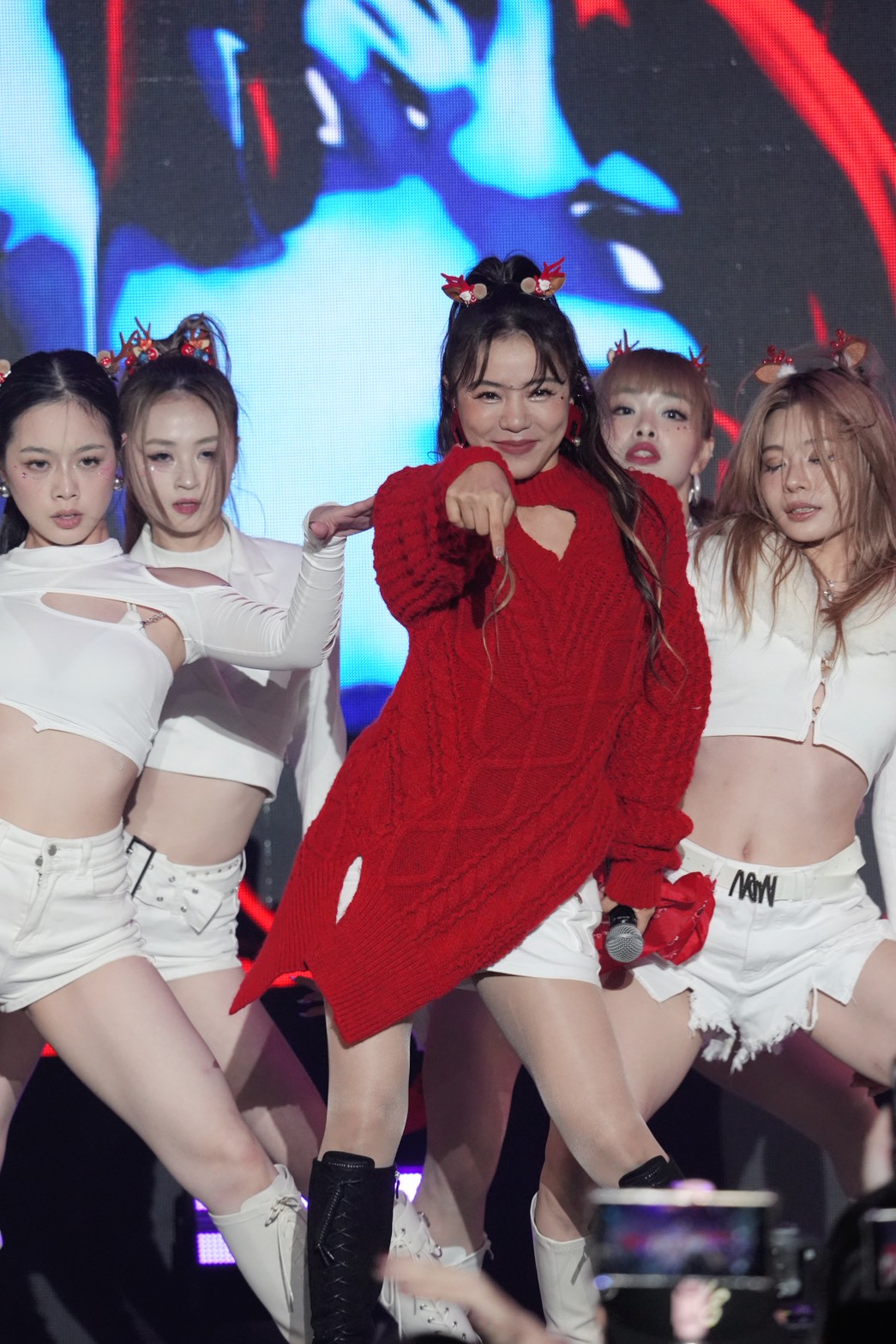 丁噹誠意滿滿，率領八位舞者火辣開唱。（圖／記者陳明中攝）