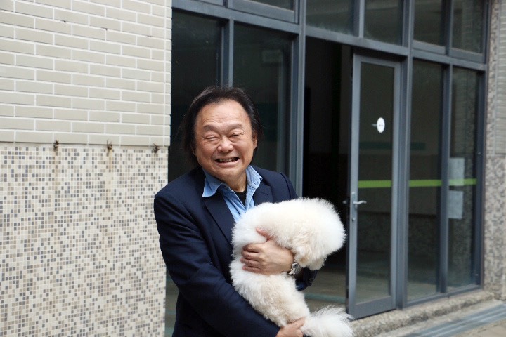 連狗狗都對王世堅很興奮。(圖/台北海大提供)