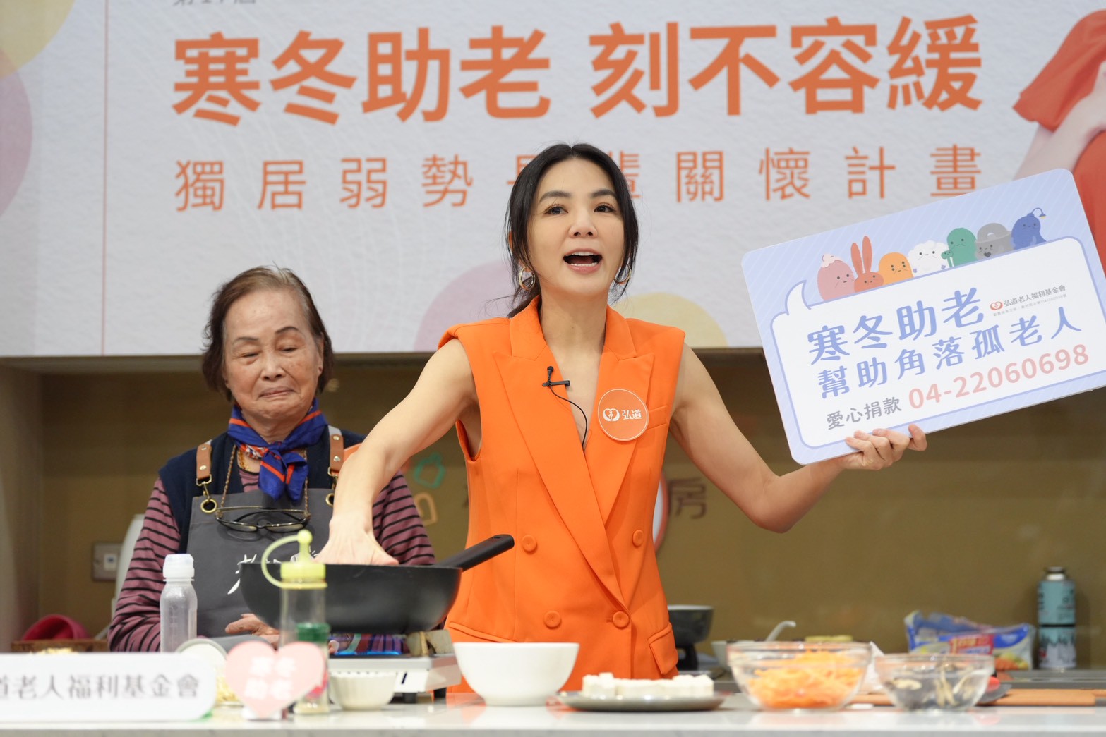 Ella（右）很賣力在宣傳愛心活動。（圖／記者陳明中攝）