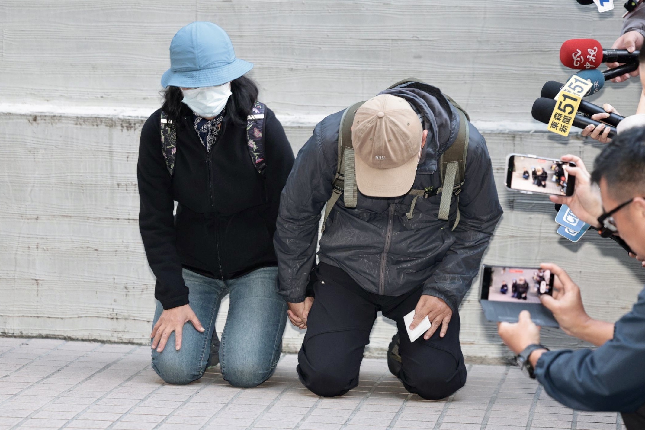 張文父母代替兒子下跪道歉。（圖／民眾提供）