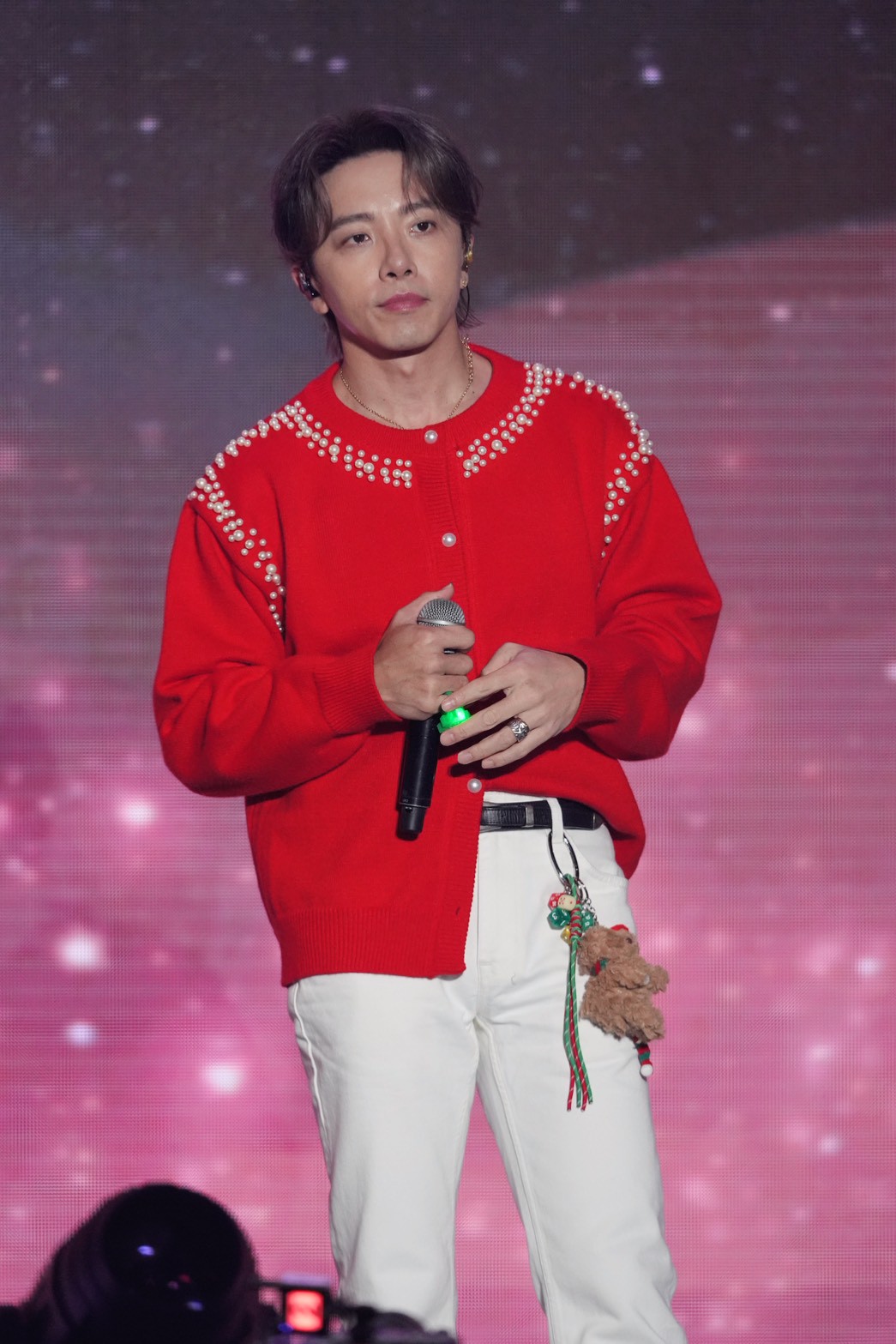 坤達雖然現身但愁眉苦臉。（圖／記者陳明中攝）