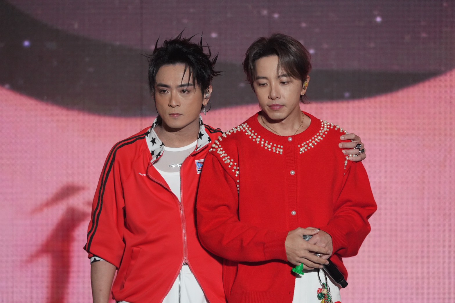 Toro搭肩坤達像是在鼓勵他。（圖／記者陳明中攝）