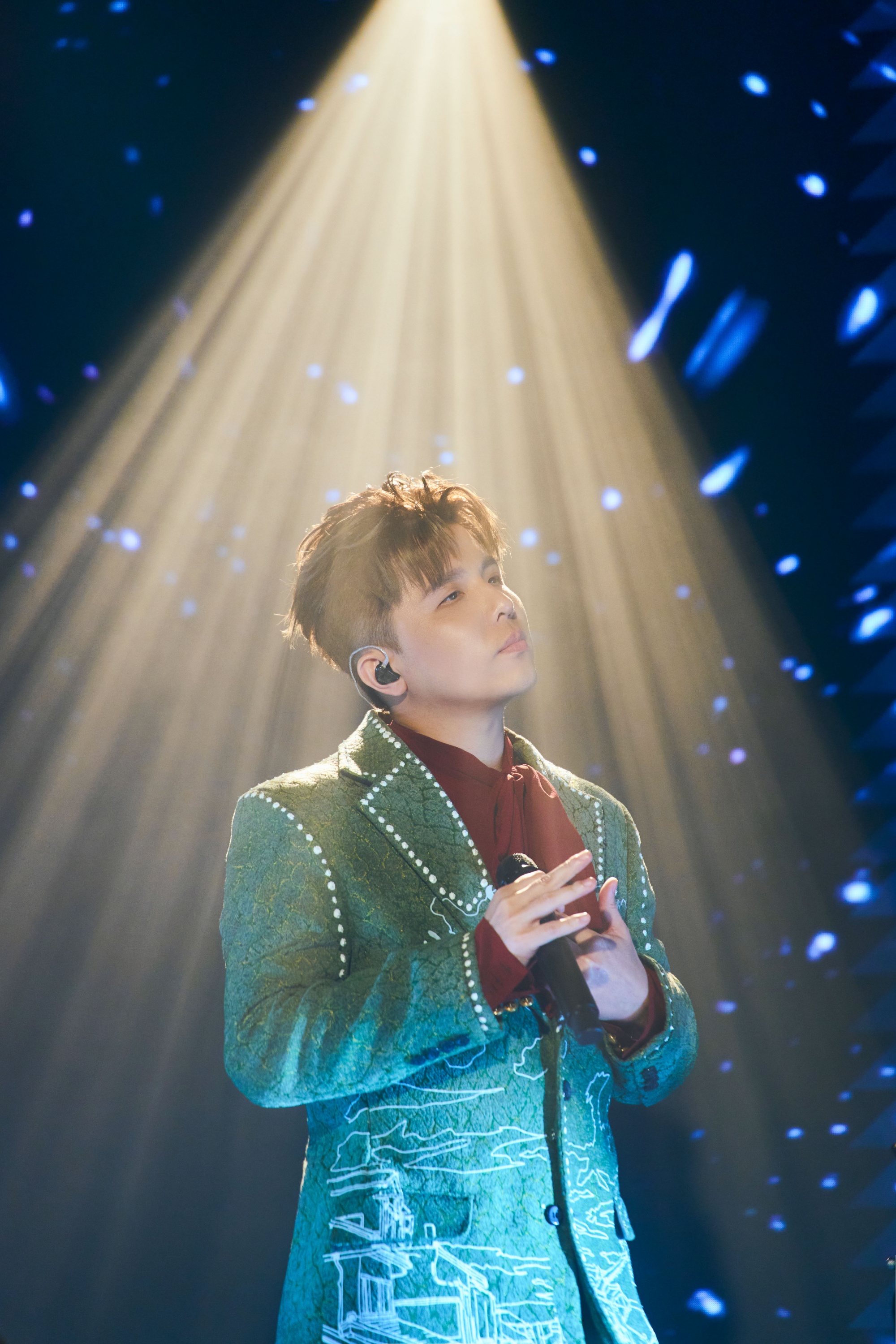 小宇配合耶誕氛圍，將歌曲〈所謂的愛〉改編成叮叮噹耶誕版。（圖／索尼音樂提供）