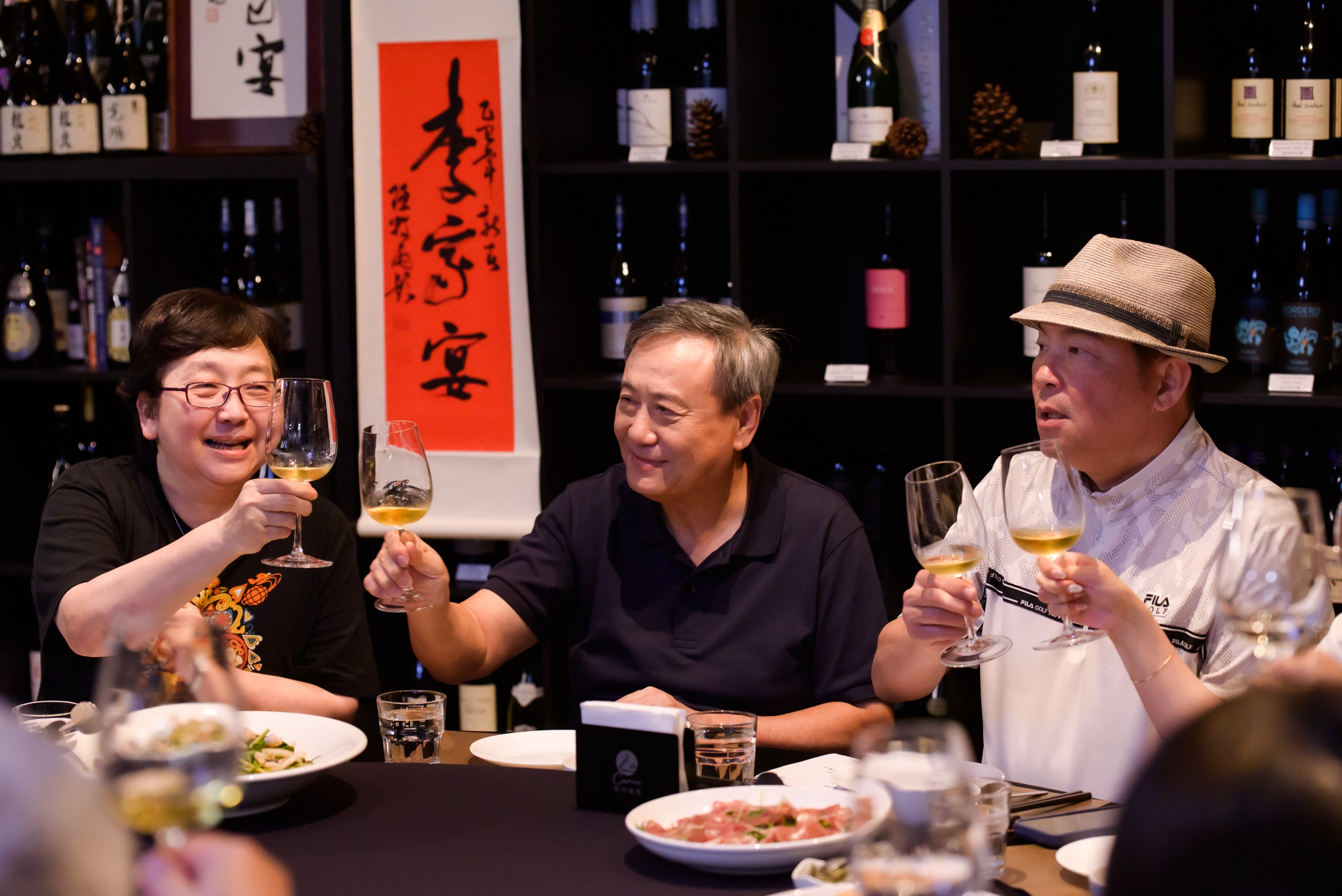 李崗導演（中）跨界當主廚，圈內好友都掛保證。（圖／李家宴提供）