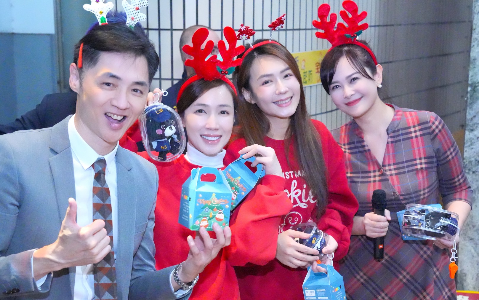 宋逸民(左)與老婆陳維齡(右),約小薰、李又汝散播祝福。(圖/藝起發光提供)