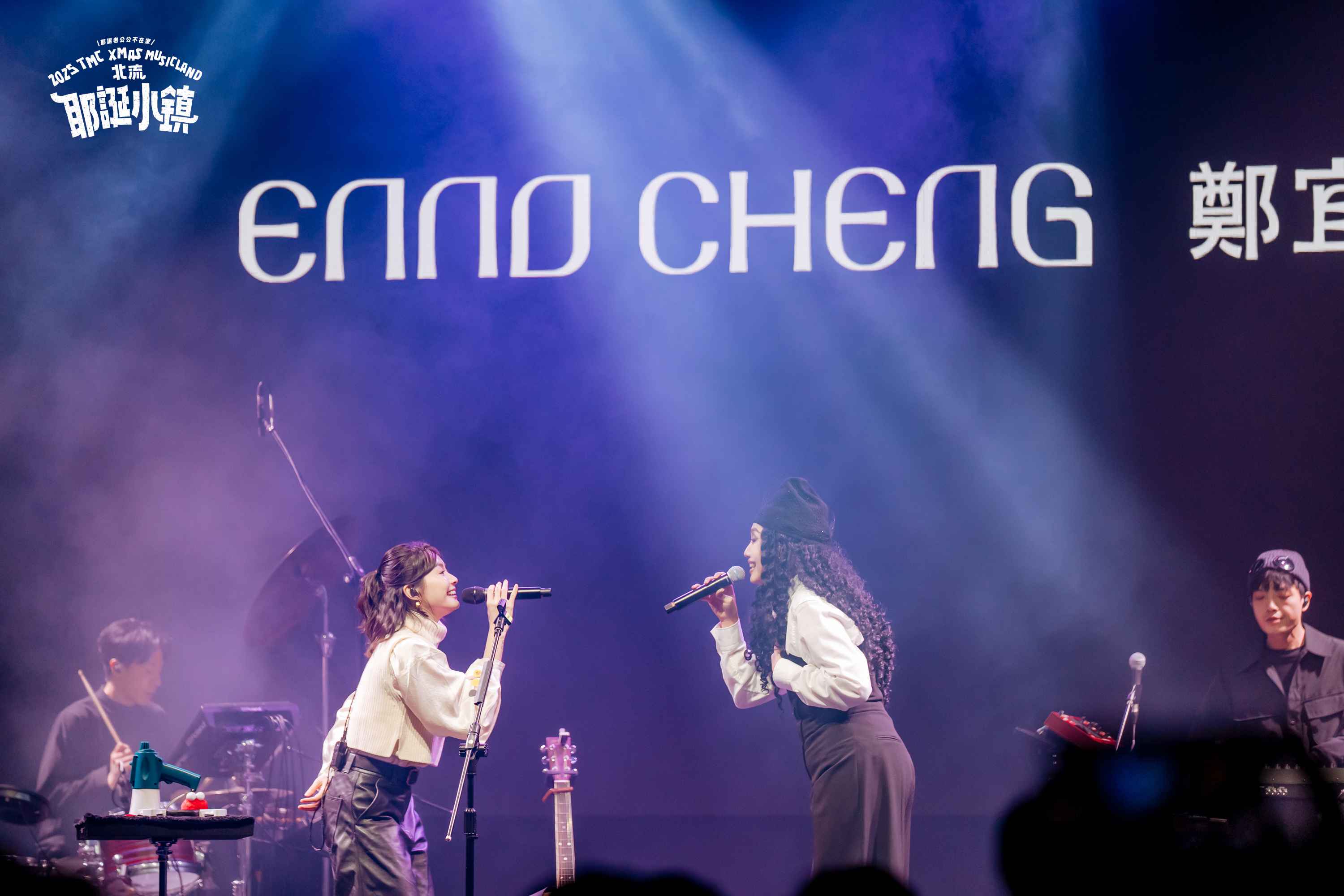 鄭宜農（左）與 SherryZ 鄭雙雙兩人合體登上北流「耶誕音樂嘉年華」舞台。（圖／北流提供）