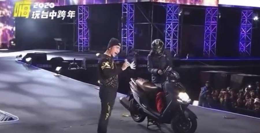 當時跨年整台車騎上台無人。（翻攝自YouTube）