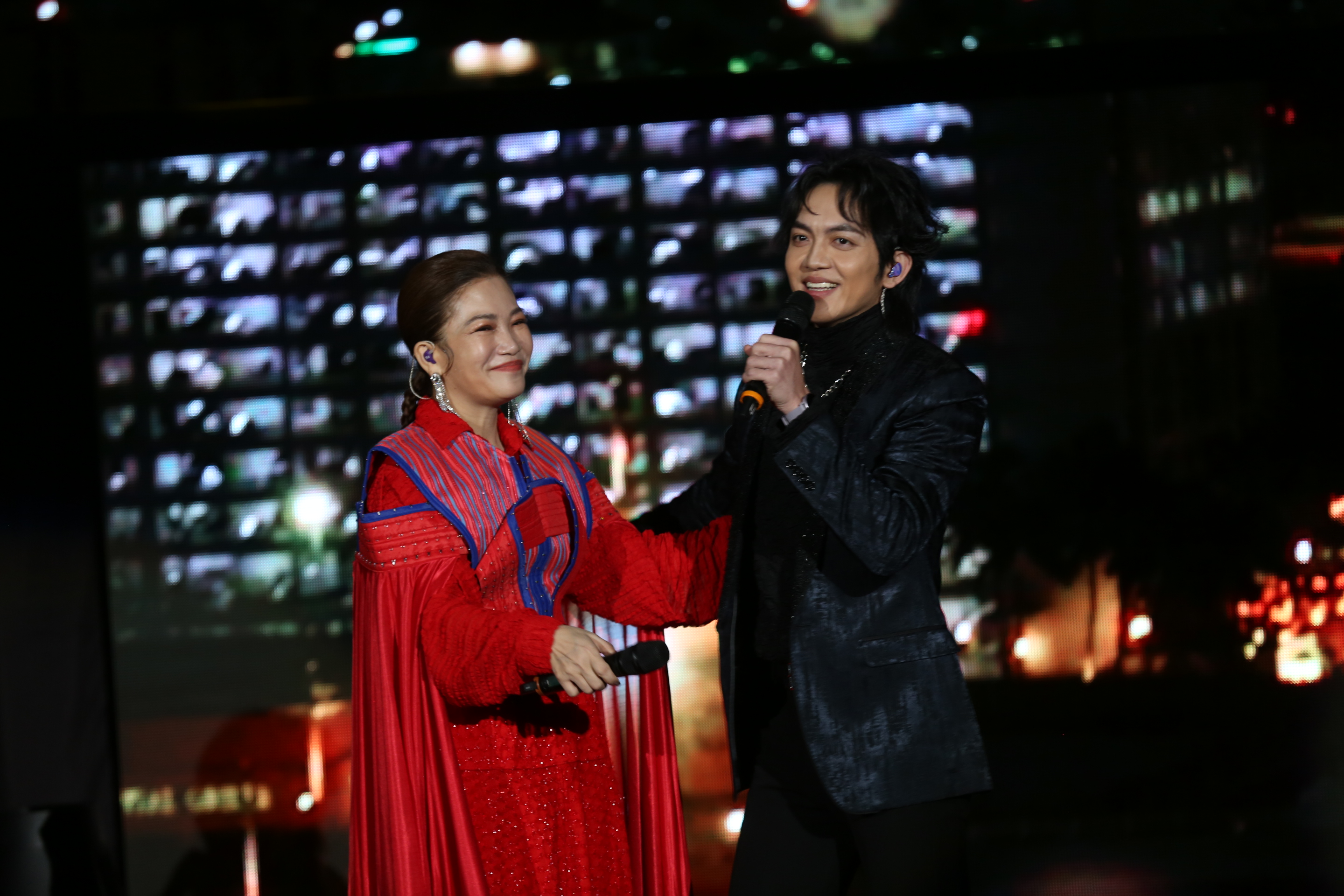 黃妃（左）和郭忠祐演唱經典情歌。（圖／寶吉祥提供）