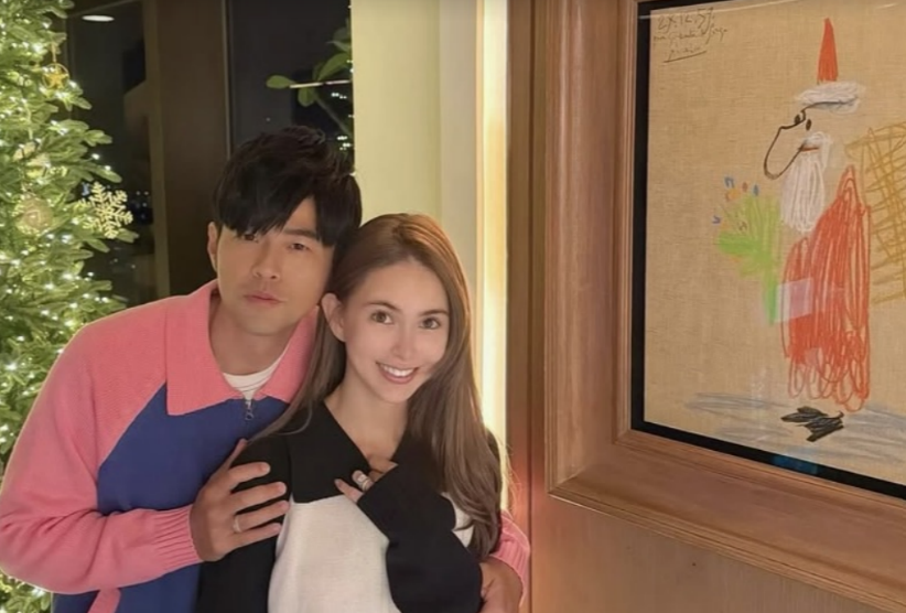 周杰倫耶誕節曬照甜擁昆凌　合照驚見畢卡索《聖誕老公公》