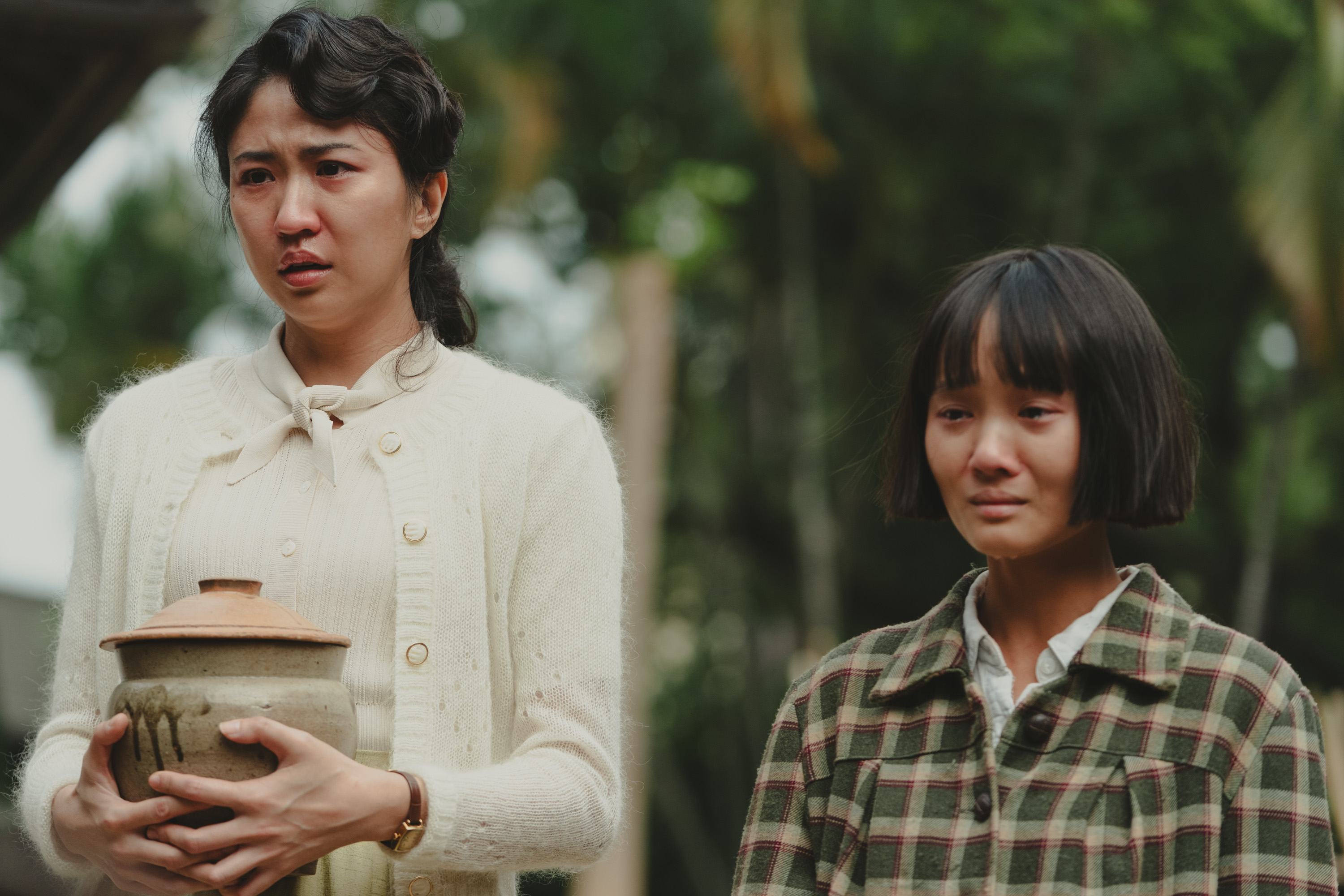 方郁婷（右）透露兩年前的聖誕節剛好就在拍《大濛》認屍戲。（圖／華文創提供）