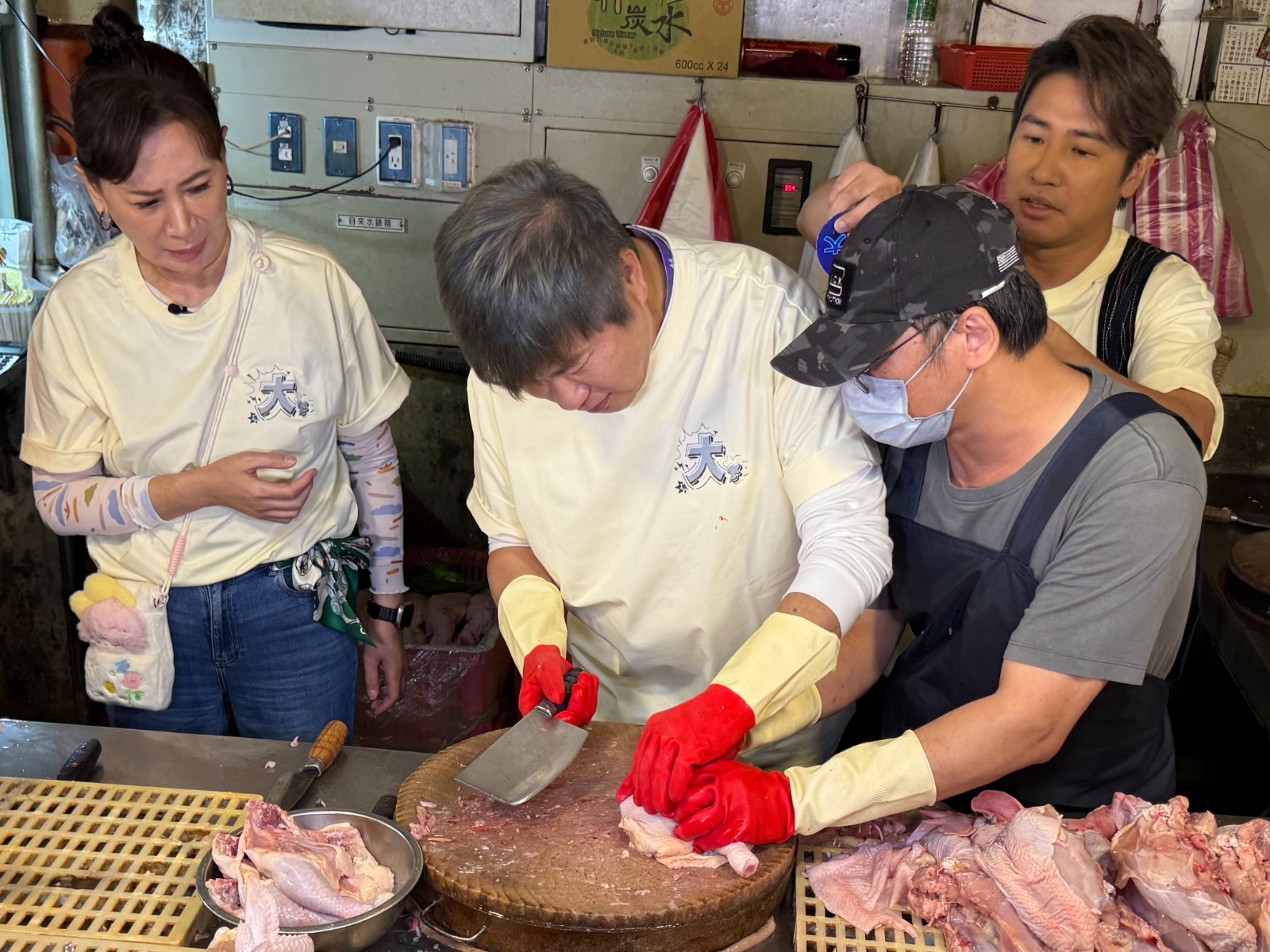 胡瓜賣鬧啦！持刀去骨嚇死所有人　市場扛壩子鮮魚拿免錢