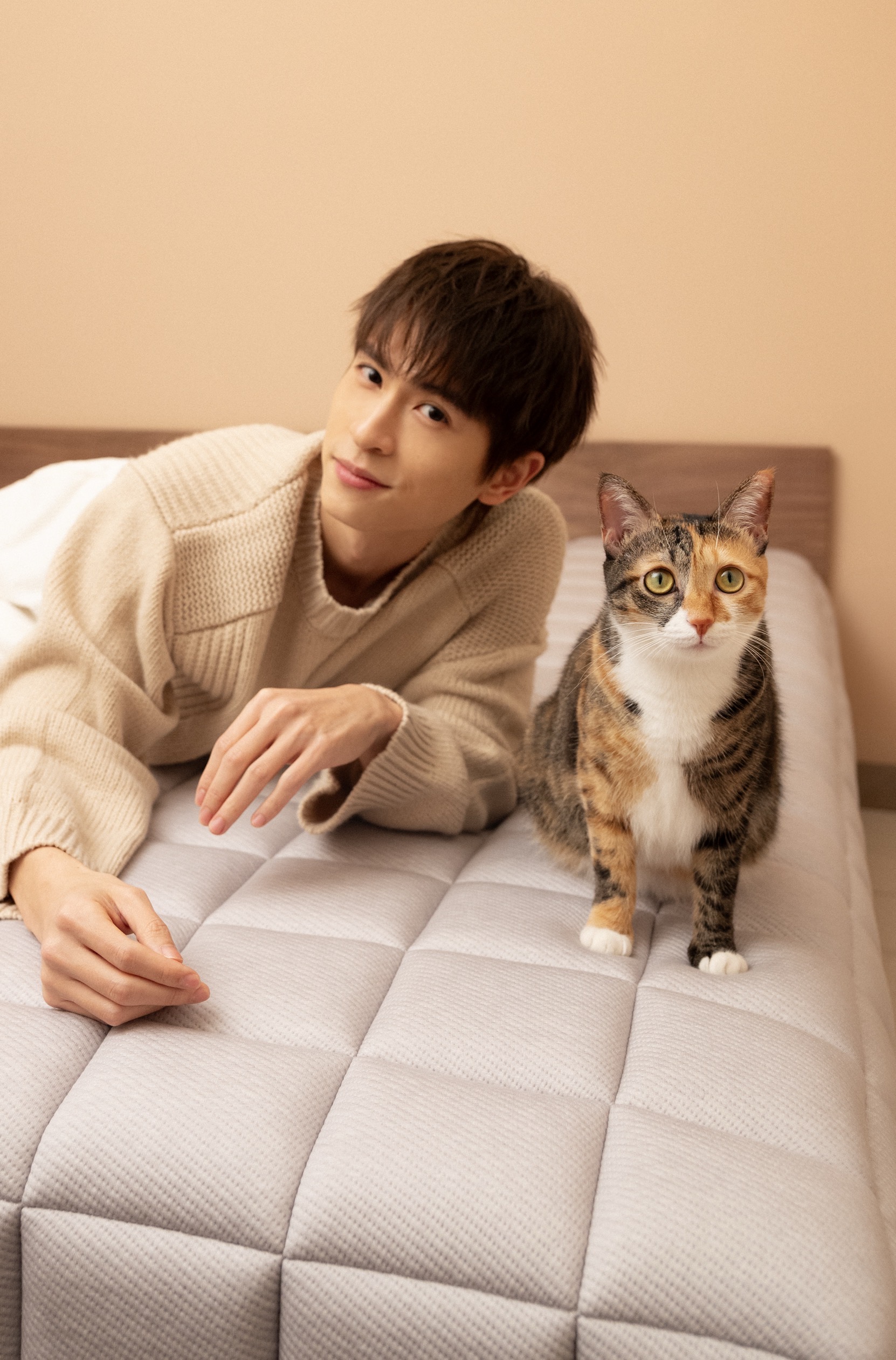 石知田掃墓時撿到貓咪直接收編。（圖／百澤娛樂提供）