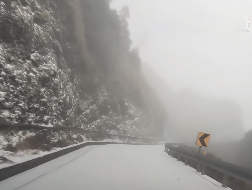 合歡山水晶宮路段下雪。（圖／福壽山農場FB）