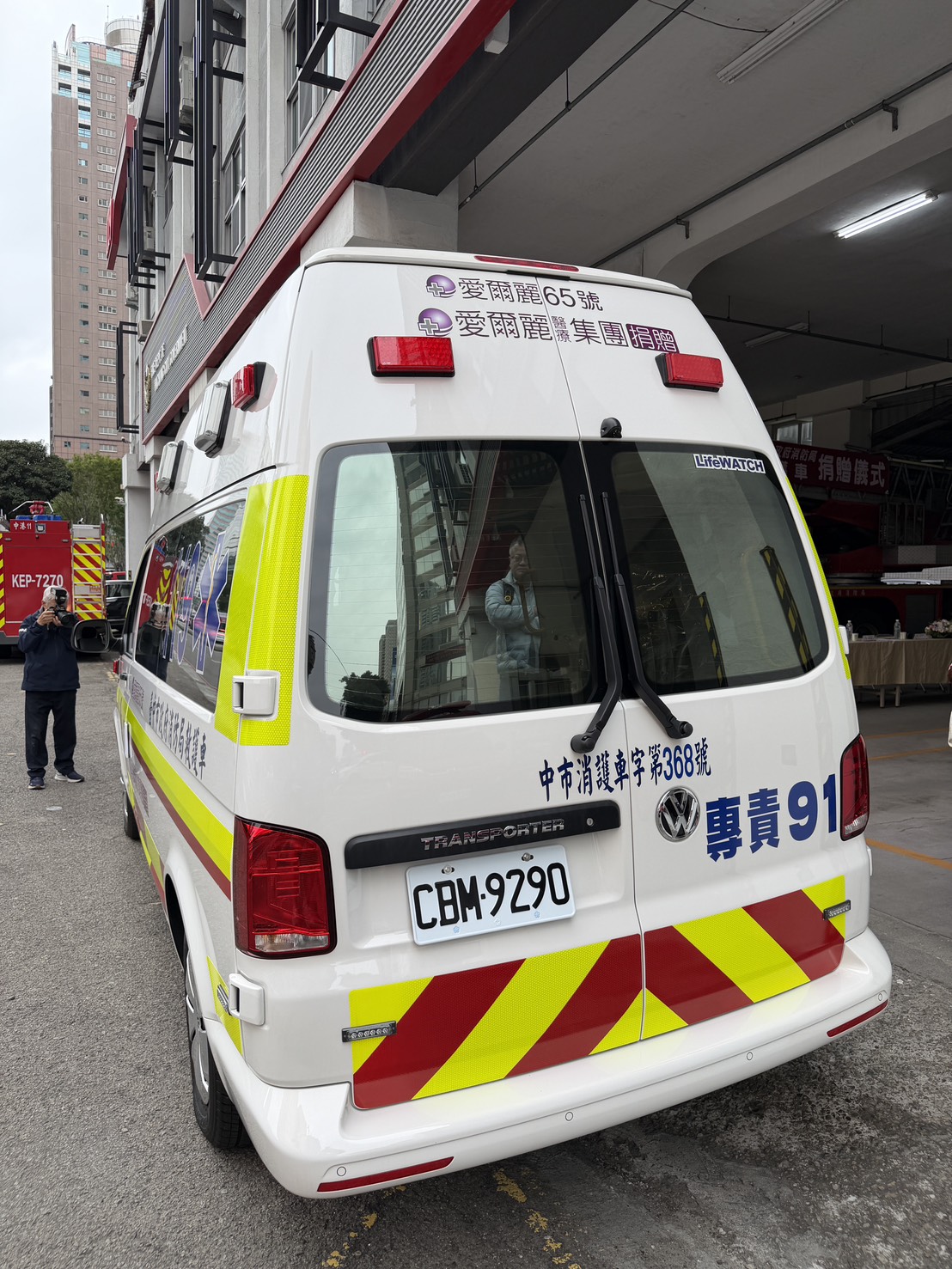 「愛爾麗65號」的高規格救護車今日正式交付台中市消防局，未來將投入第一線緊急救護任務，為市民爭取寶貴救援時間。（圖／愛爾麗醫療集團提供）