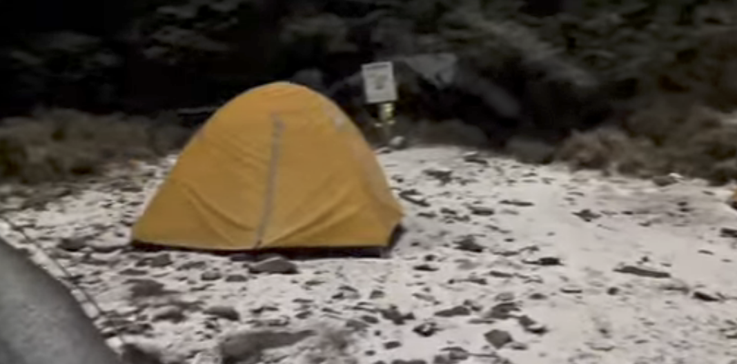 高山協作員姜旭璨繼續高山雪景。（圖／翻攝嘉明湖竑閩企業熊出沒團隊FB）