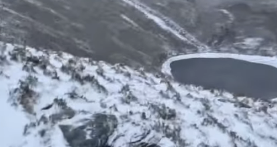 高山協作員姜旭璨繼續高山雪景。（圖／翻攝嘉明湖竑閩企業熊出沒團隊FB）