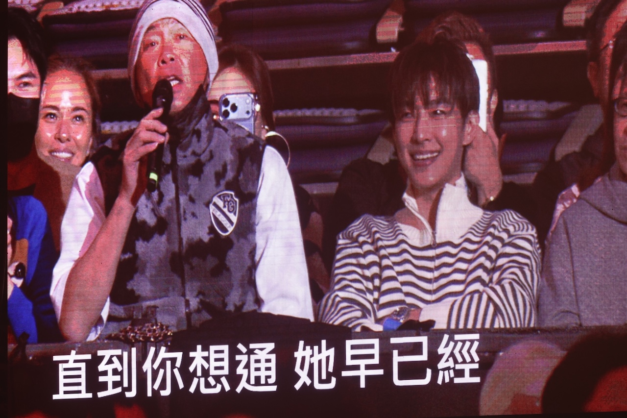 曾國城（左）抱病獻唱，炎亞綸在旁一直笑。（圖／記者陳明中攝）