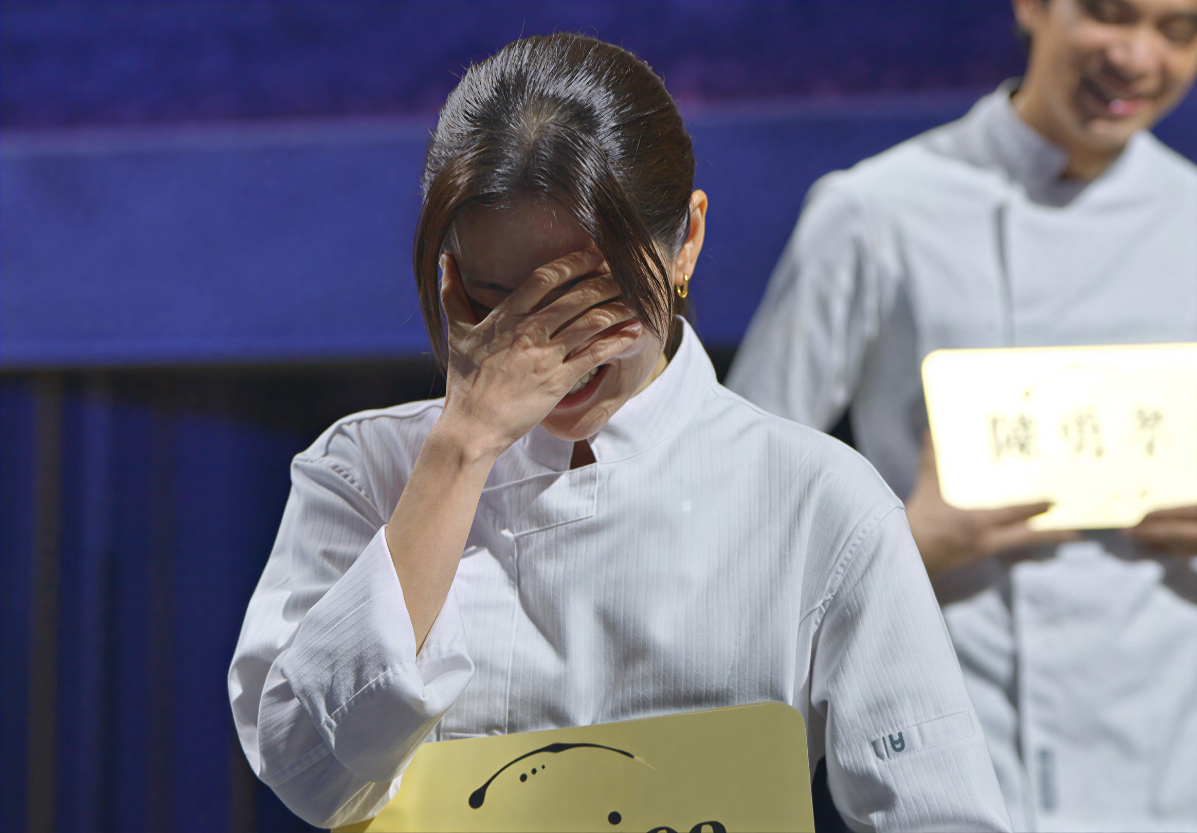 林予晞假裝拭淚。(圖/華視提供)