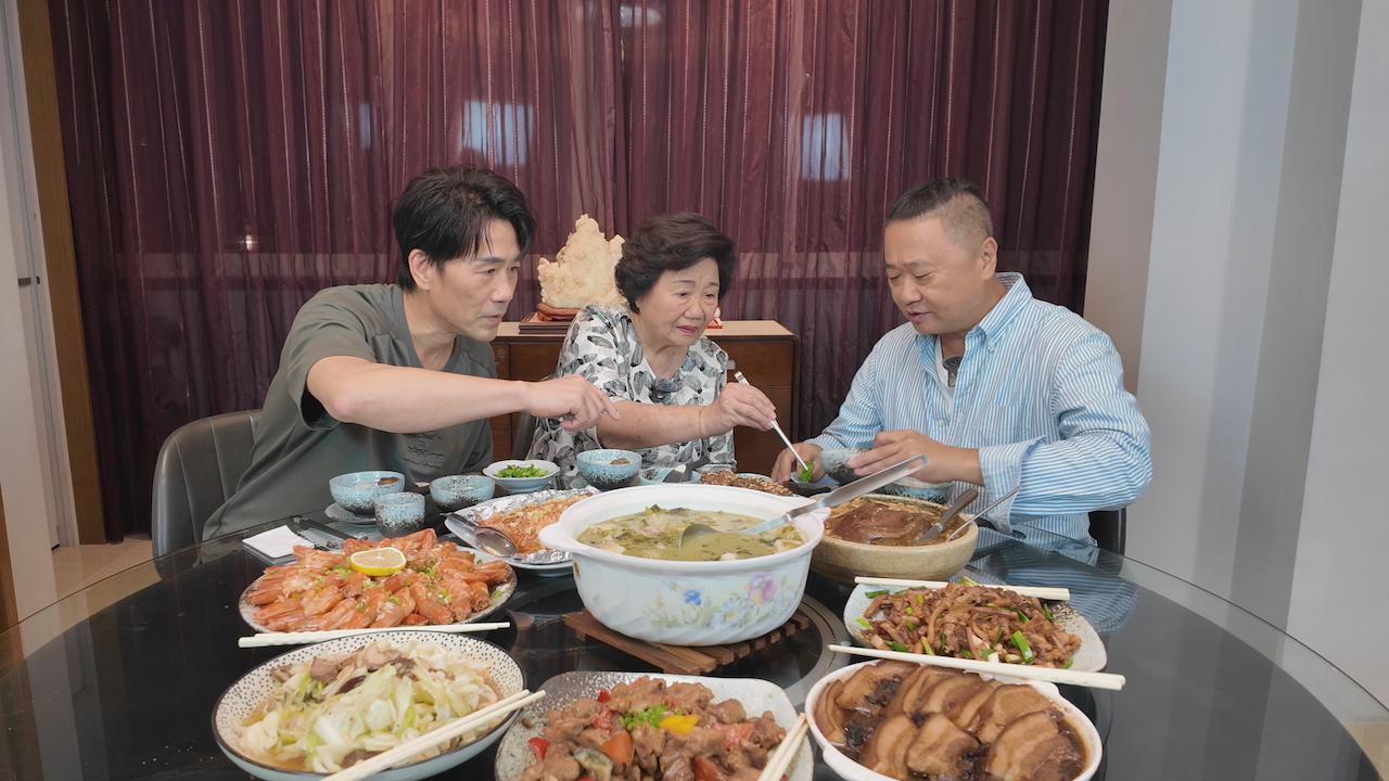 羅媽媽(中)拿出香菜推薦邰智源一定要吃。(圖/《大牛比較攬》提供)