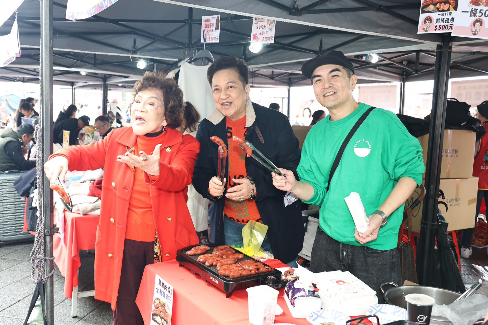 周遊（左）拿著香腸賣力招攬生意。（圖／娛樂中心攝）