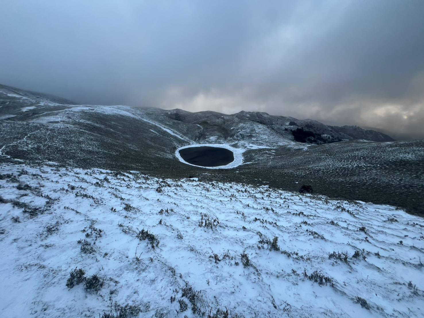 台東嘉明湖成銀白世界。（圖／翻攝嘉明湖竑閩企業熊出沒團隊FB）