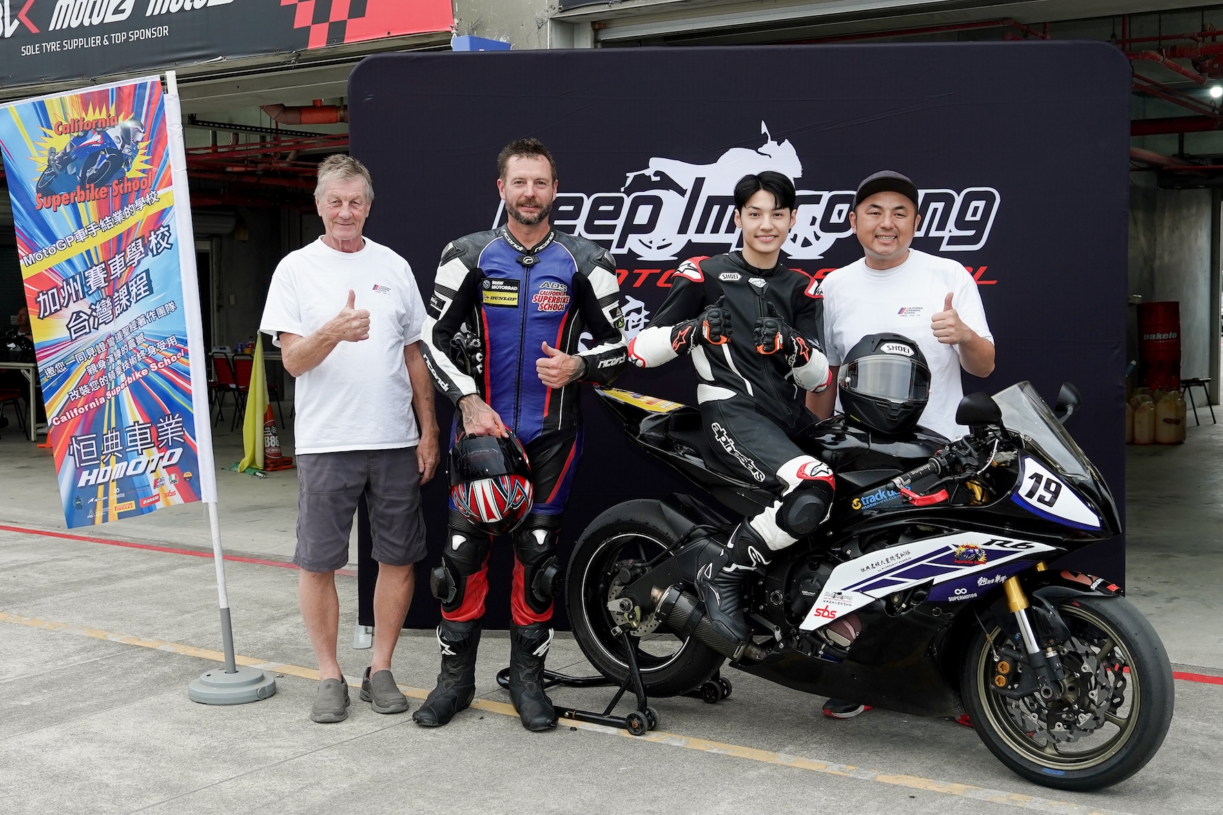 王君豪（右二）結業後與指導教練合影留下紀念。（圖／王君豪提供）