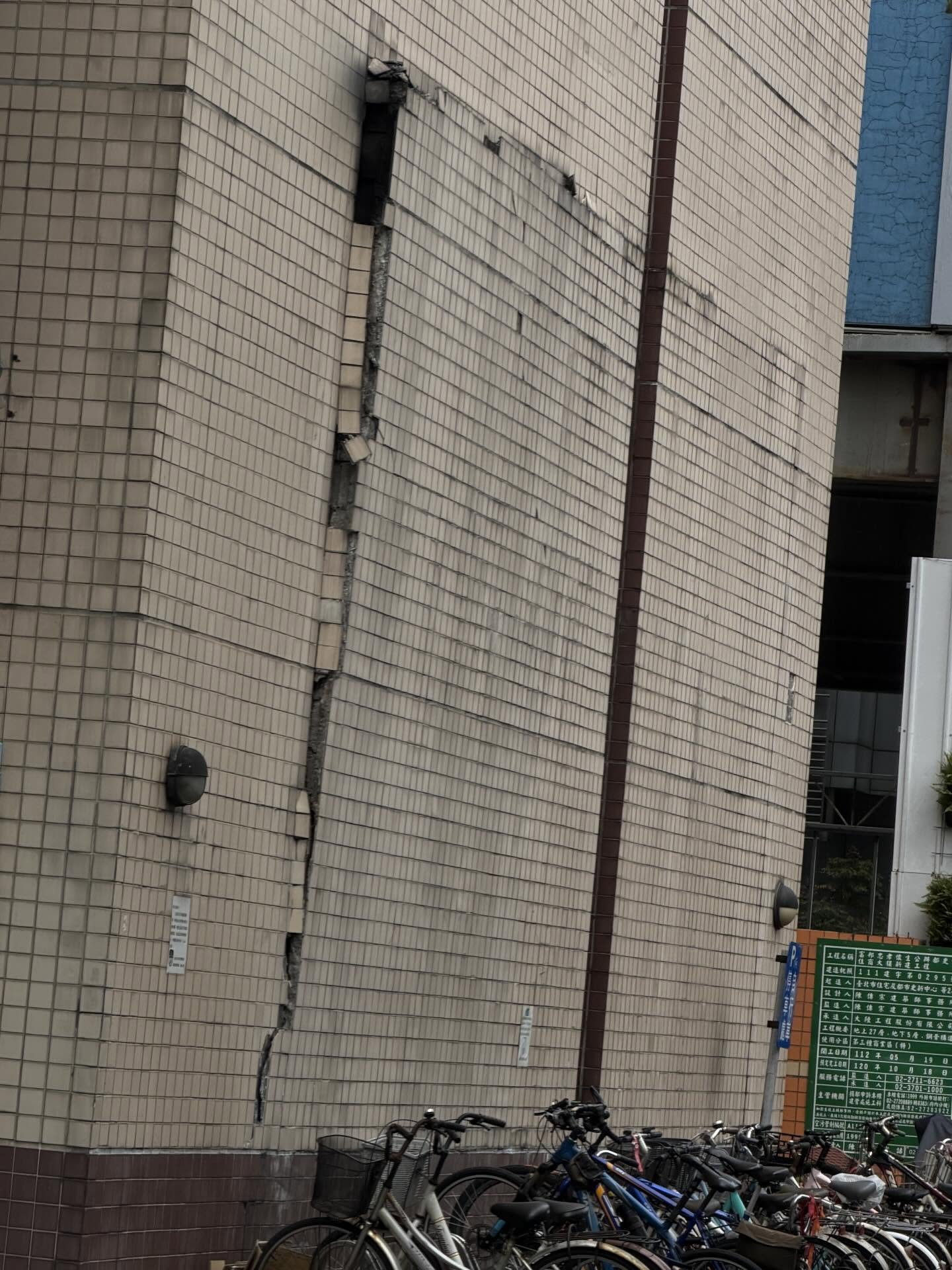 北捷忠孝復興站旁火警！機房爆炸牆壁凸出來　電梯一度停擺