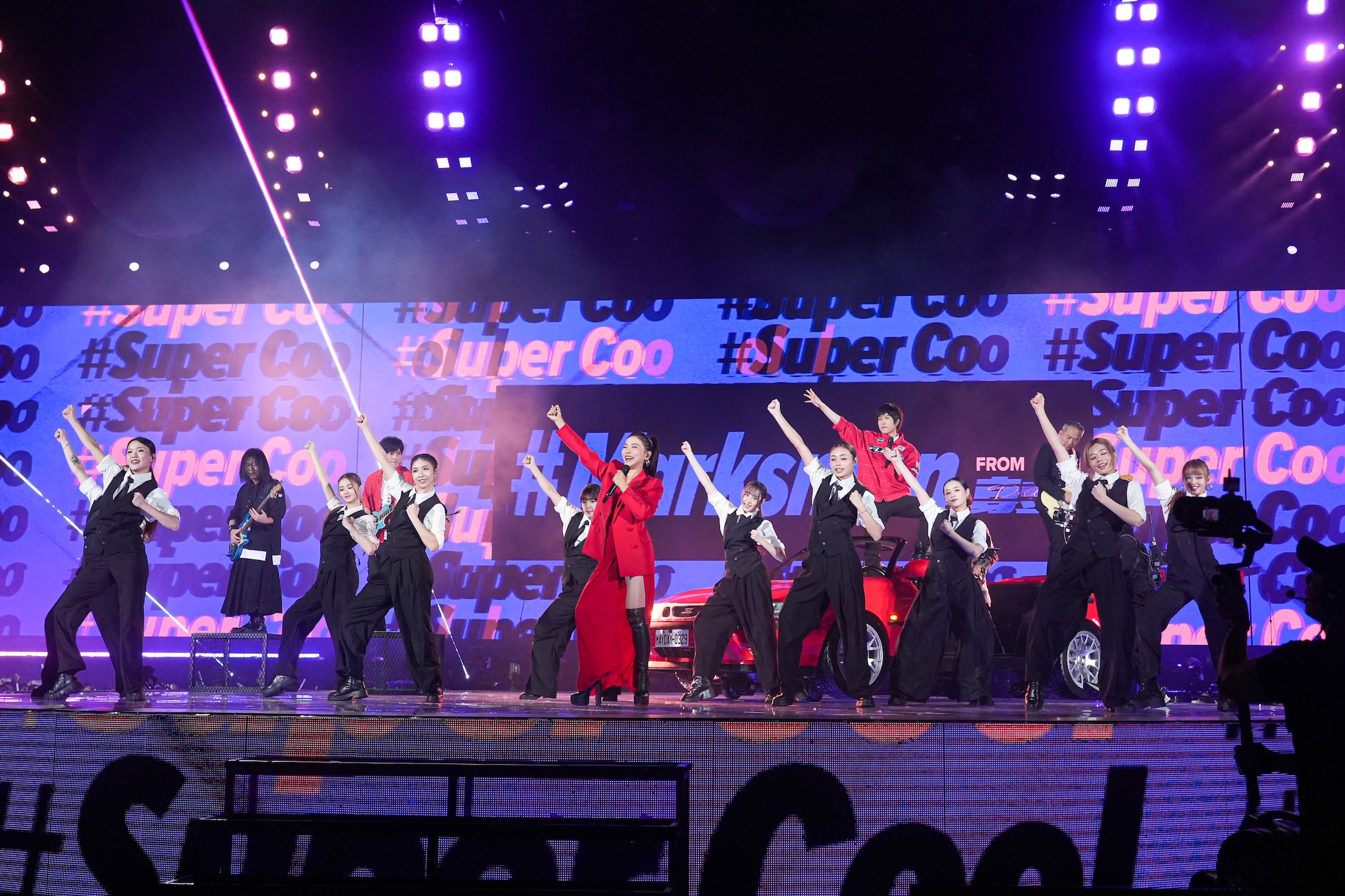 丁噹（中）擔任五月天台中場第二日演出嘉賓，一連唱跳好幾首歌嗨翻。（圖／相信音樂提供）