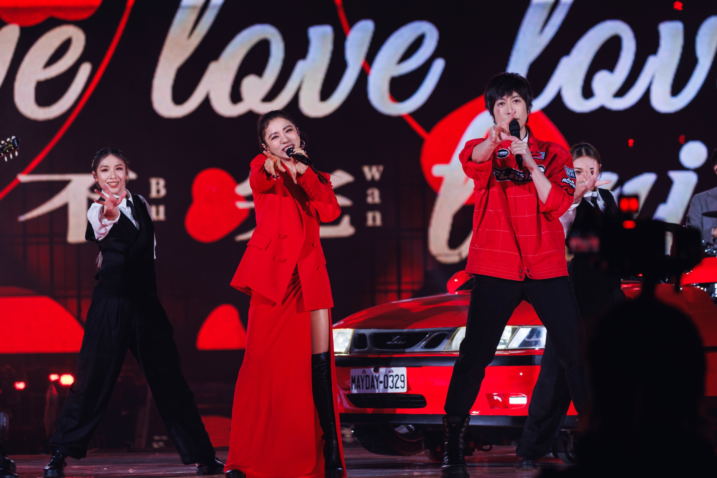 阿信、丁噹一起跳〈對你愛不完〉。（圖／相信音樂提供）