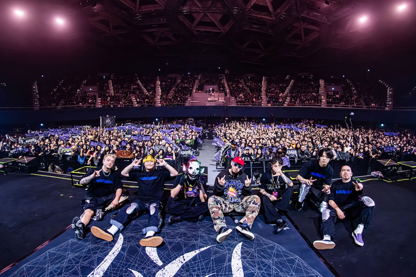 血肉果汁機與MC HotDog熱狗 (左4)、Bat Lin(右3) 與滿場樂迷大合照。（圖／血肉果汁機提供）